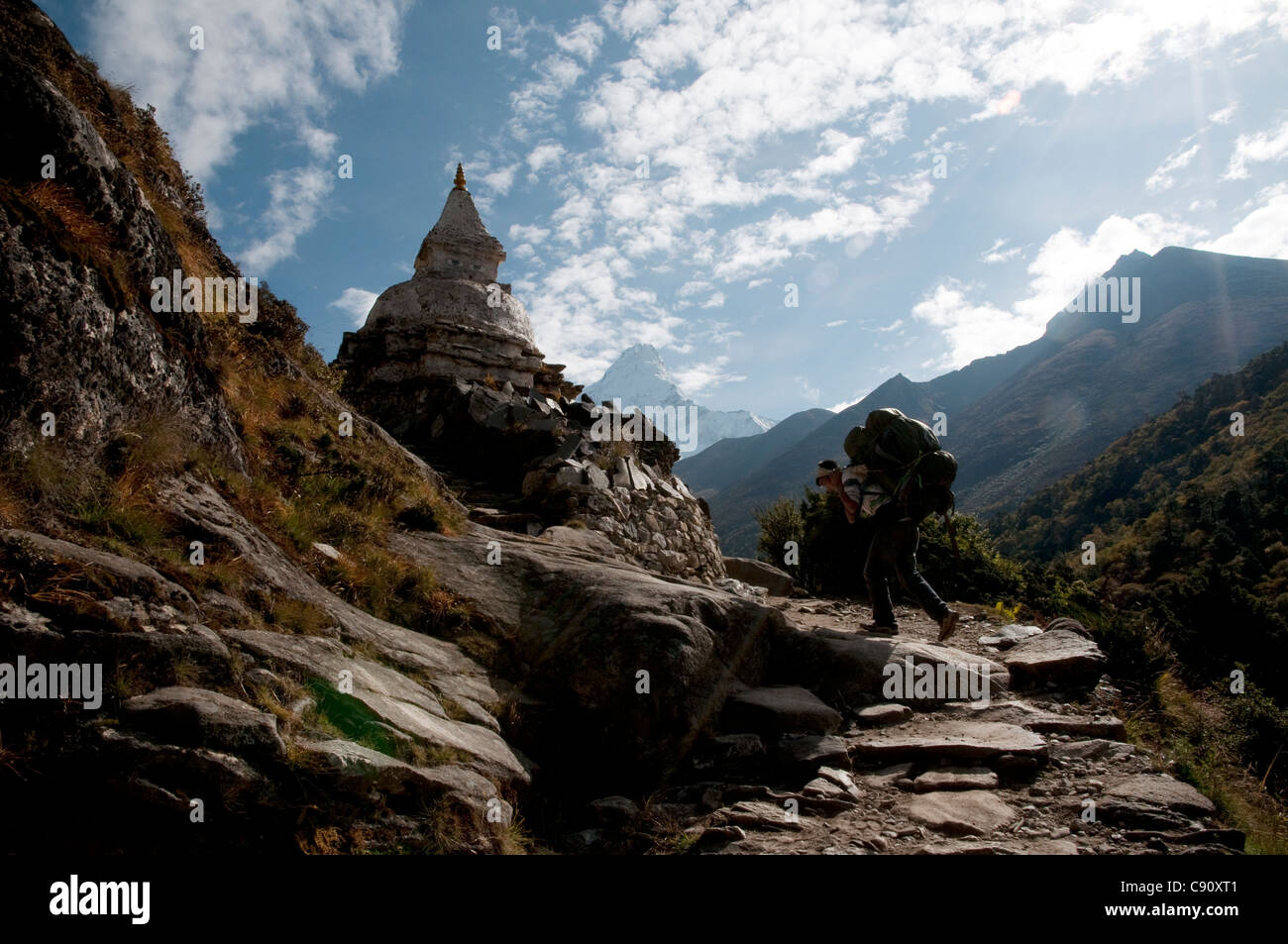 Ama Dablam gehört die riesige scharfe Himalaya-Gipfel, die über die Route zum Everest Base Camp durch die Täler von steigen die Stockfoto