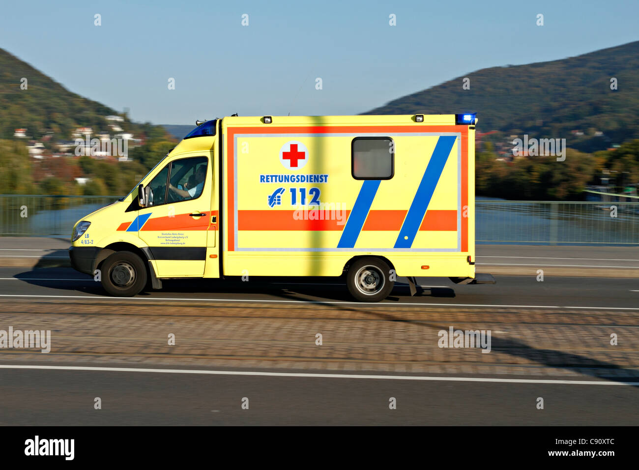 Medizinische Ambulanz mit Geschwindigkeit über die Ernst-Walz-Brücke, Heidelberg Baden-Württemberg Deutschland Stockfoto