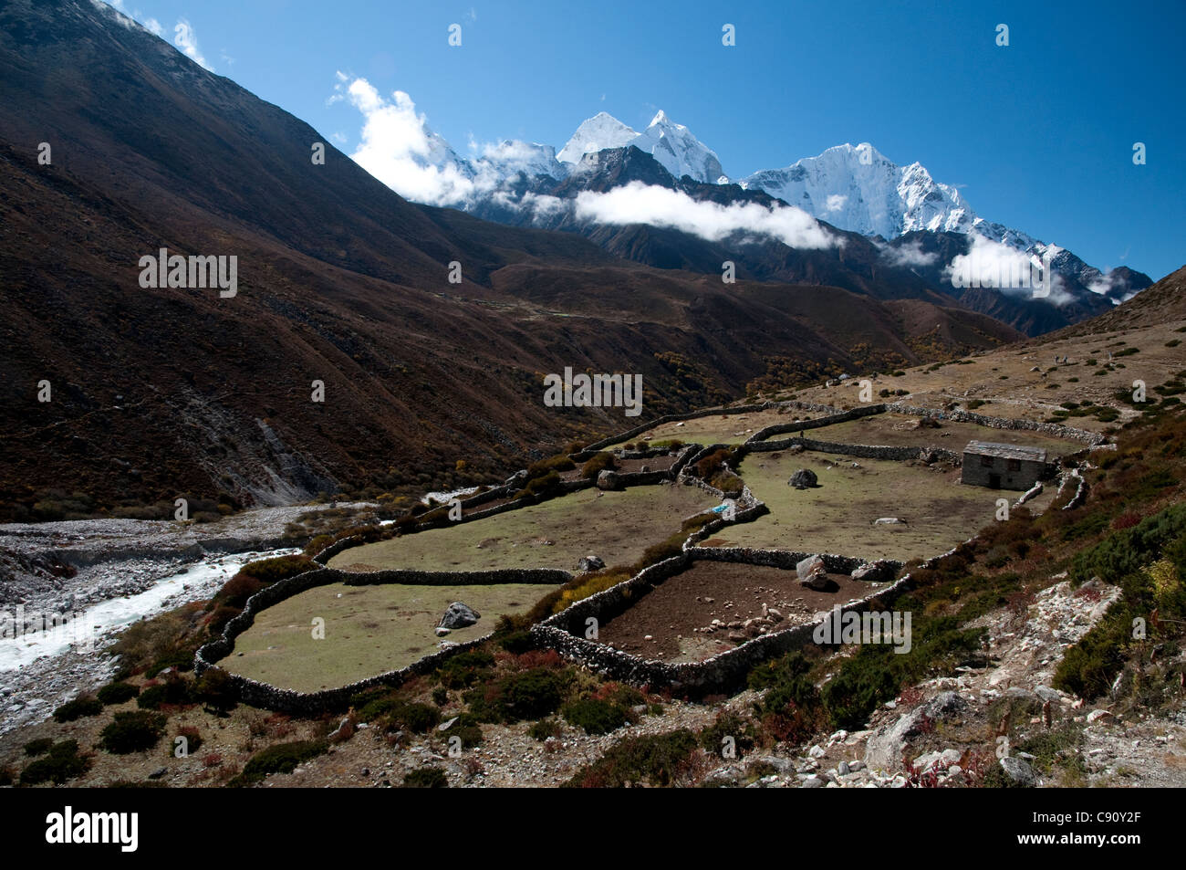 Gibt es kleine Bergdörfer entlang des Everest Base camp Trails, die bieten für Wanderer und Bergsteiger, besuchen Sie, die Stockfoto