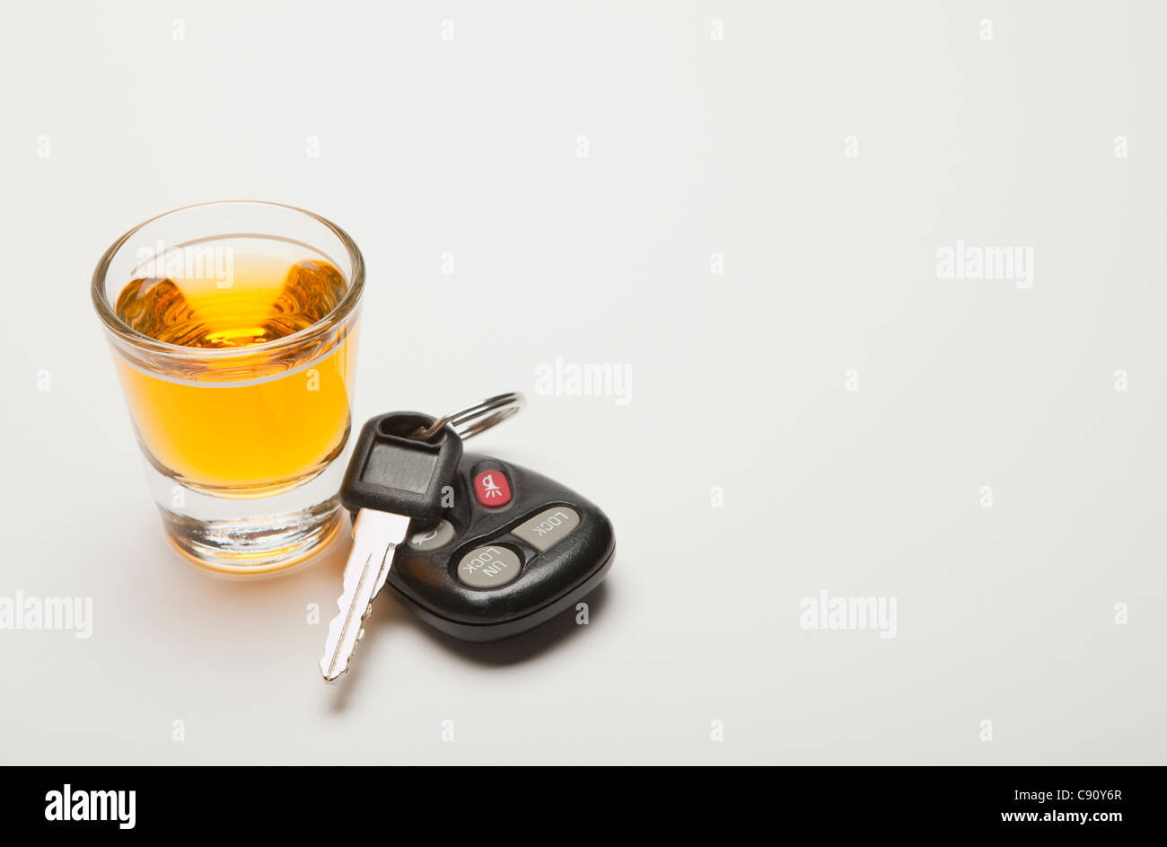 Autoschlüssel und Glas whiskey Stockfoto