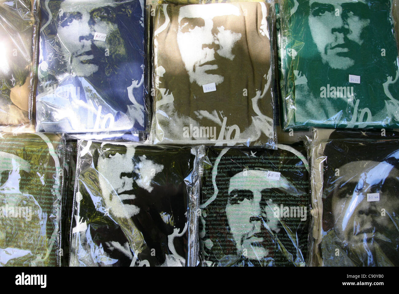 T-Shirts mit Porträts von Che Guevara von Alberto Korda in einem Souvenirladen in Vinales Tal, Kuba. Stockfoto