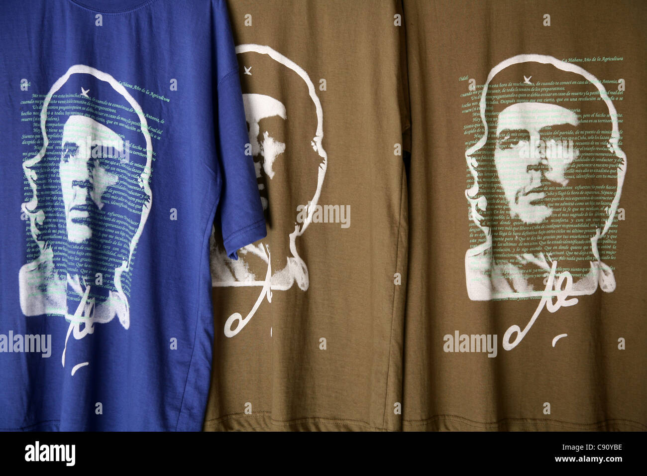 T-Shirts mit Porträts von Che Guevara von Alberto Korda in einem Souvenirladen in Vinales Tal, Kuba. Stockfoto