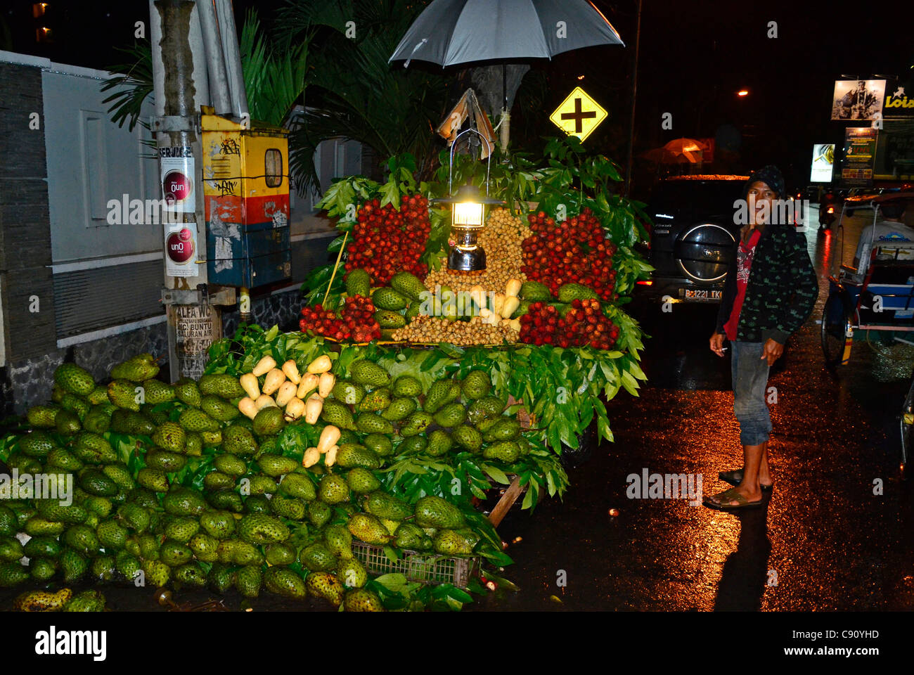 Obstverkäufer verkaufen waren auf Straße von Makassar, Indonesien Stockfoto