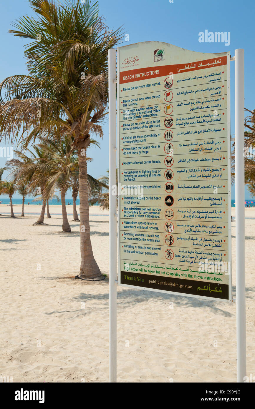 Strand Regeln Board Zeichen öffnen russischen Strand von Jumeirah, Dubai, Vereinigte Arabische Emirate, VAE Naher Osten Stockfoto