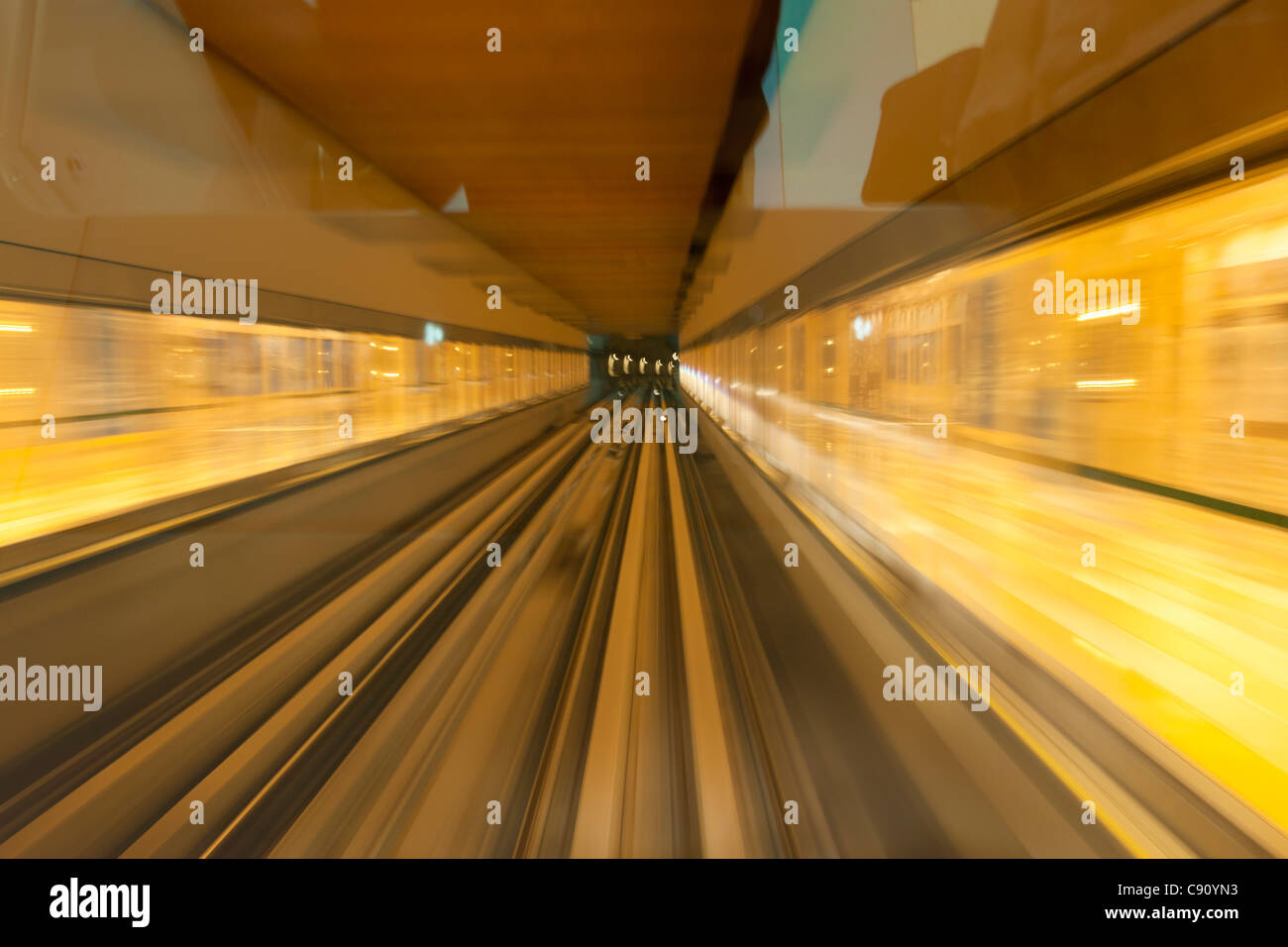 u-Bahn-Zug von innen beschleunigt durch eine Station Dubai City, Vereinigte Arabische Emirate, UA Stockfoto