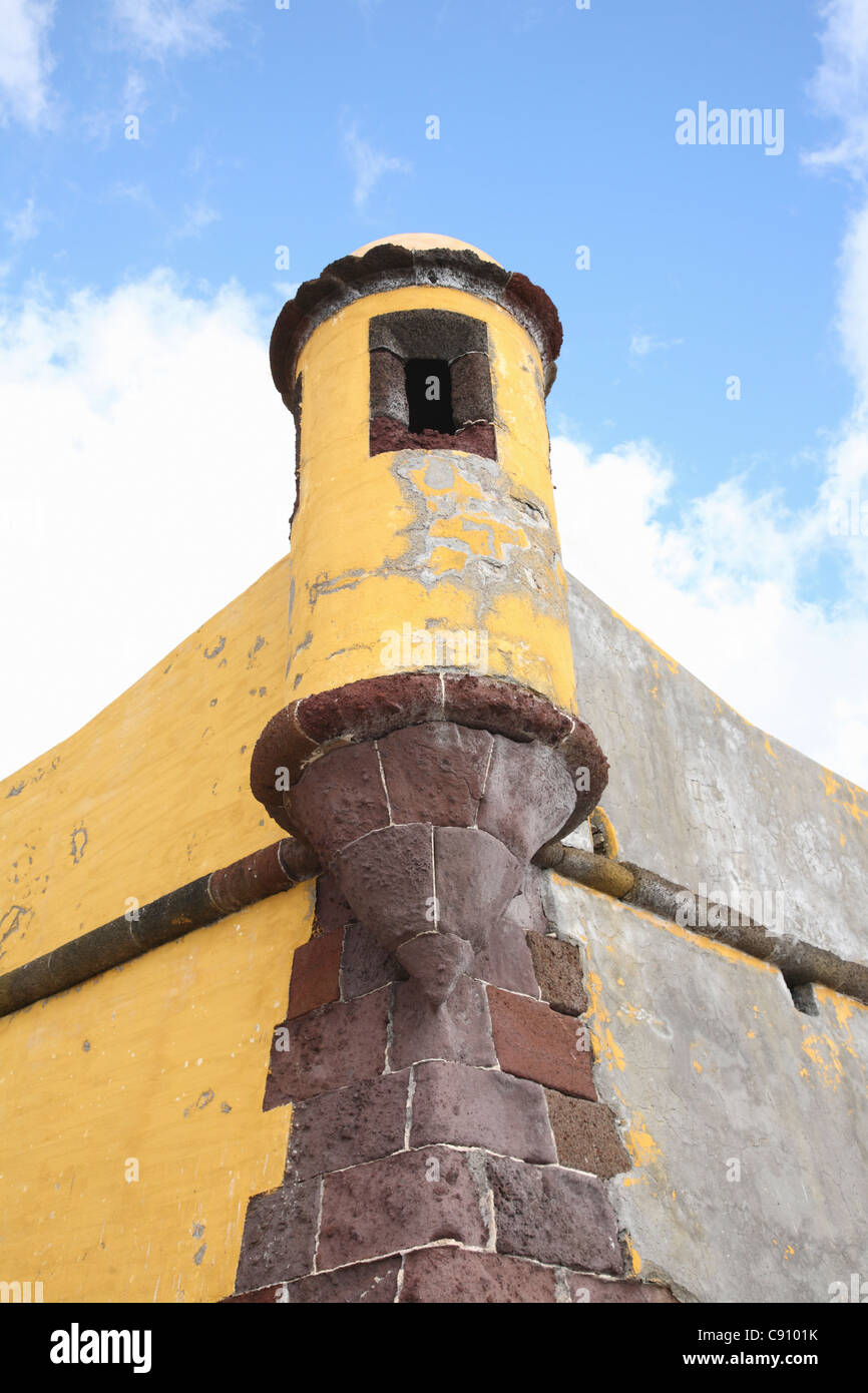 Das Forte de Sao Tiago ist ein 17. Jahrhundert Fort, die in Form eines unregelmäßigen Star an der Küste gebaut. Es gibt Runde Suche Stockfoto