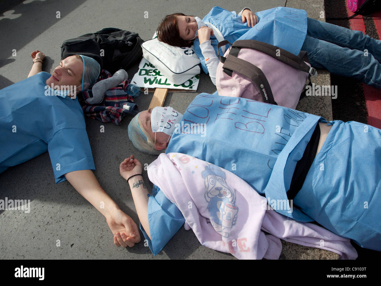 Auf Westminster Bridge, "Die Brücke zu blockieren", genannt von UK Uncut zum protest gegen die NHS Haushaltskürzungen von der Regierung zu protestieren Stockfoto