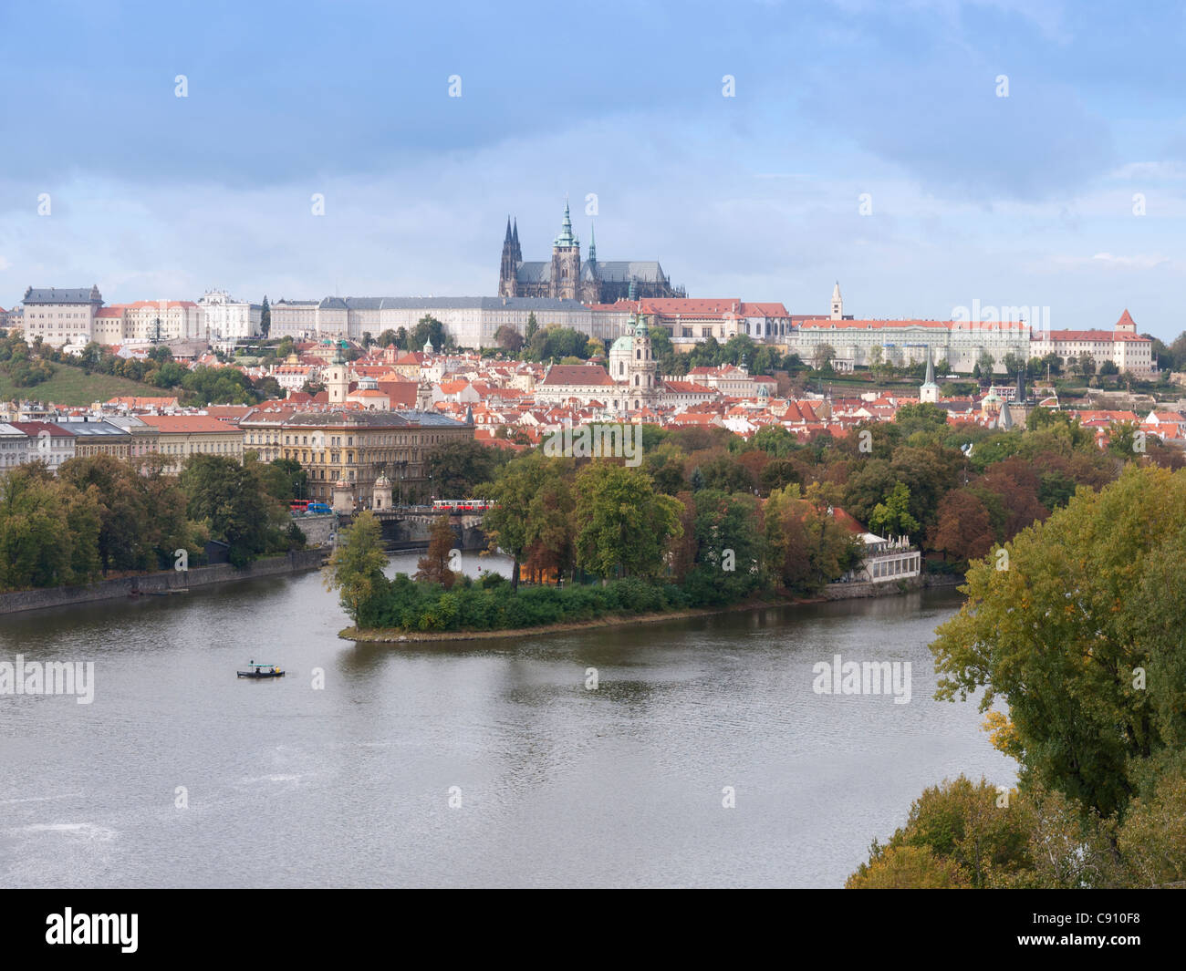 Blick über Vitava Flusses und Sportschützen der Insel die Prager Burg und St. Vitus Kathedrale, Prag vom Tanzen Gebäude Stockfoto