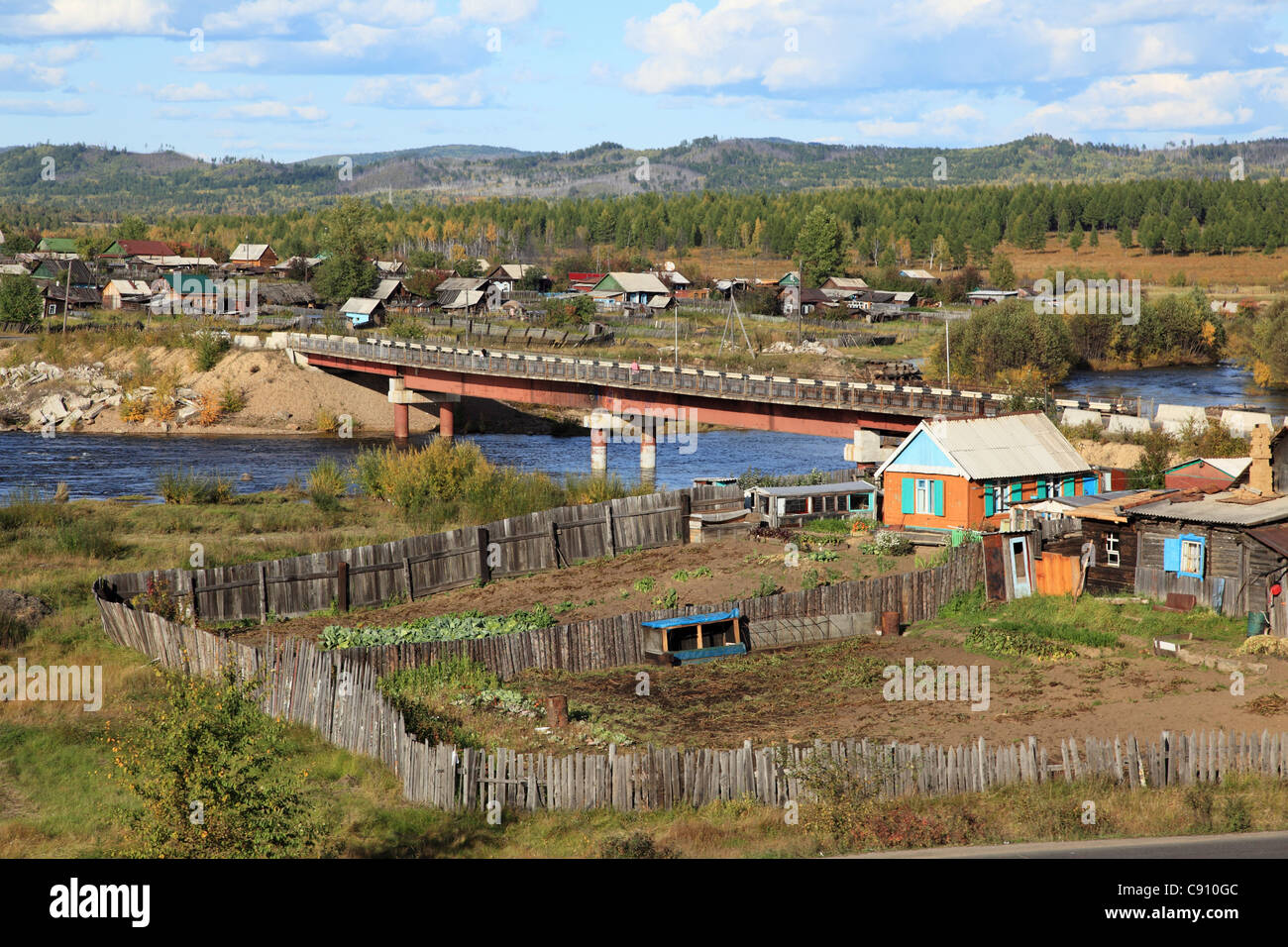 Es gibt Seen und kleine Dörfer in der riesigen Region Sibiriens auf der Route des Trans-Siberian Express train route Stockfoto
