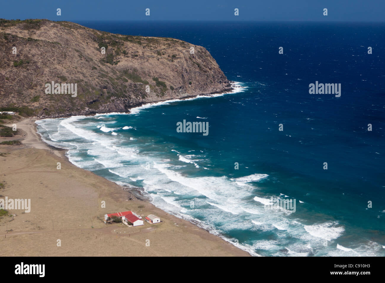 Den Niederlanden, Oranjestad, Sint Eustatius Insel, Niederländische Karibik. Anzeigen auf Gilboa Hügel und auf dem Bauernhof in der Nähe von Strand. Luft. Stockfoto