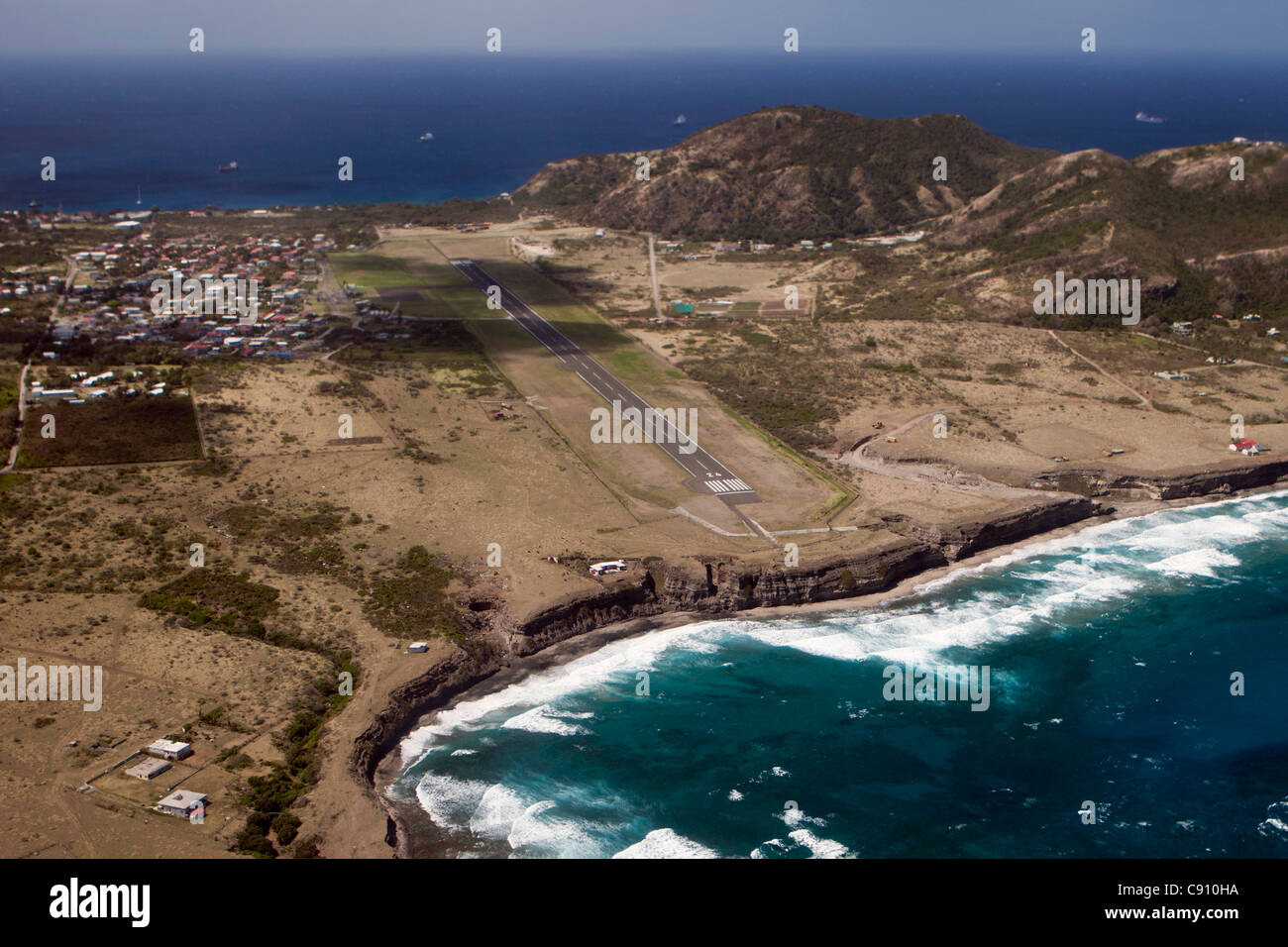 Den Niederlanden, Oranjestad, Sint Eustatius Insel, Niederländische Karibik. Blick auf Stadt und Flughafen. Luft. Stockfoto