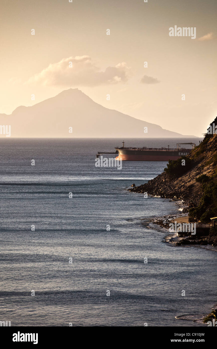 Den Niederlanden, Oranjestad, Sint Eustatius Insel, Niederländische Karibik. Tanker Moor am Hafen von Statia Oil Terminal. Insel Saba. Stockfoto