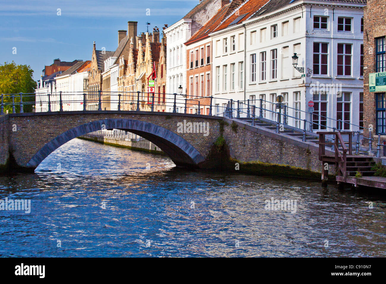Häuser und eine Brücke über den St. Annarei Kanal in Bruges,(Brugge), Belgien Stockfoto
