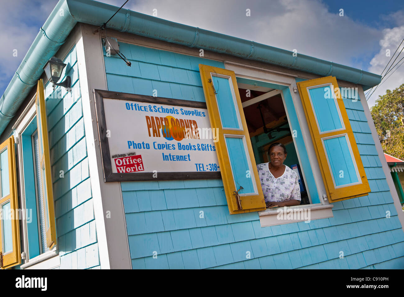 Den Niederlanden, Oranjestad, Sint Eustatius Insel, Niederländische Karibik. Blick aus Fenster von Schreibwarengeschäft Frau. Stockfoto