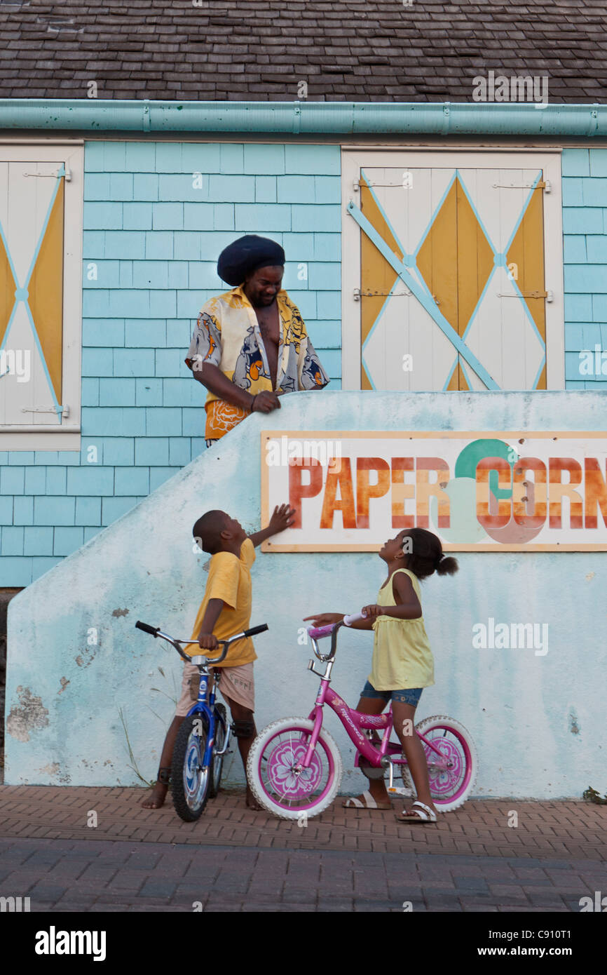 Den Niederlanden, Oranjestad, Sint Eustatius Insel, Niederländische Karibik. Rastafari Mann mit seinen Kindern, jungen und Mädchen zu sprechen. Stockfoto