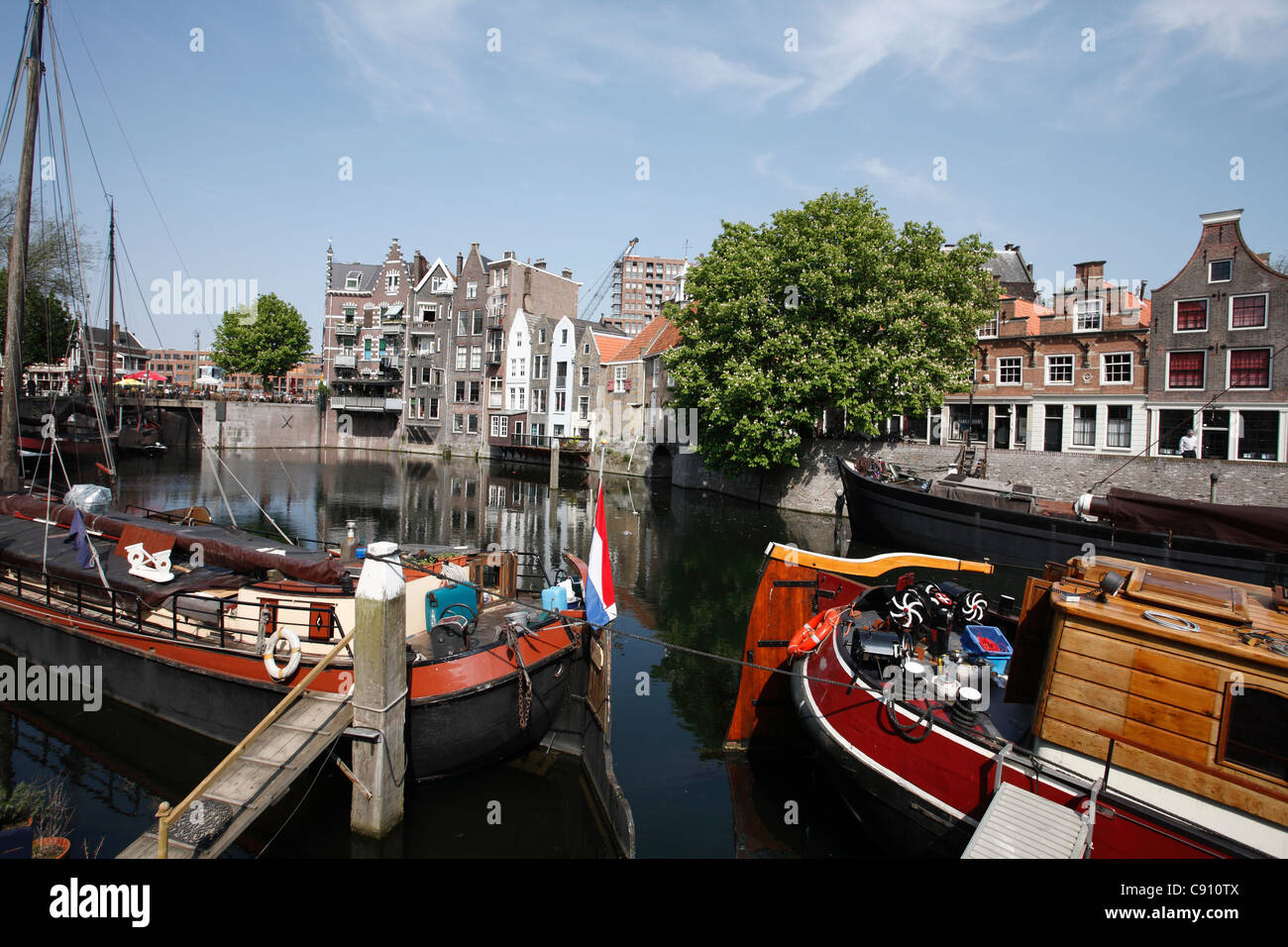 Kanäle machen einen erheblichen Teil des das Verkehrssystem in viele Städte und Städte in den Niederlanden. Aufgrund seiner tief liegend Stockfoto