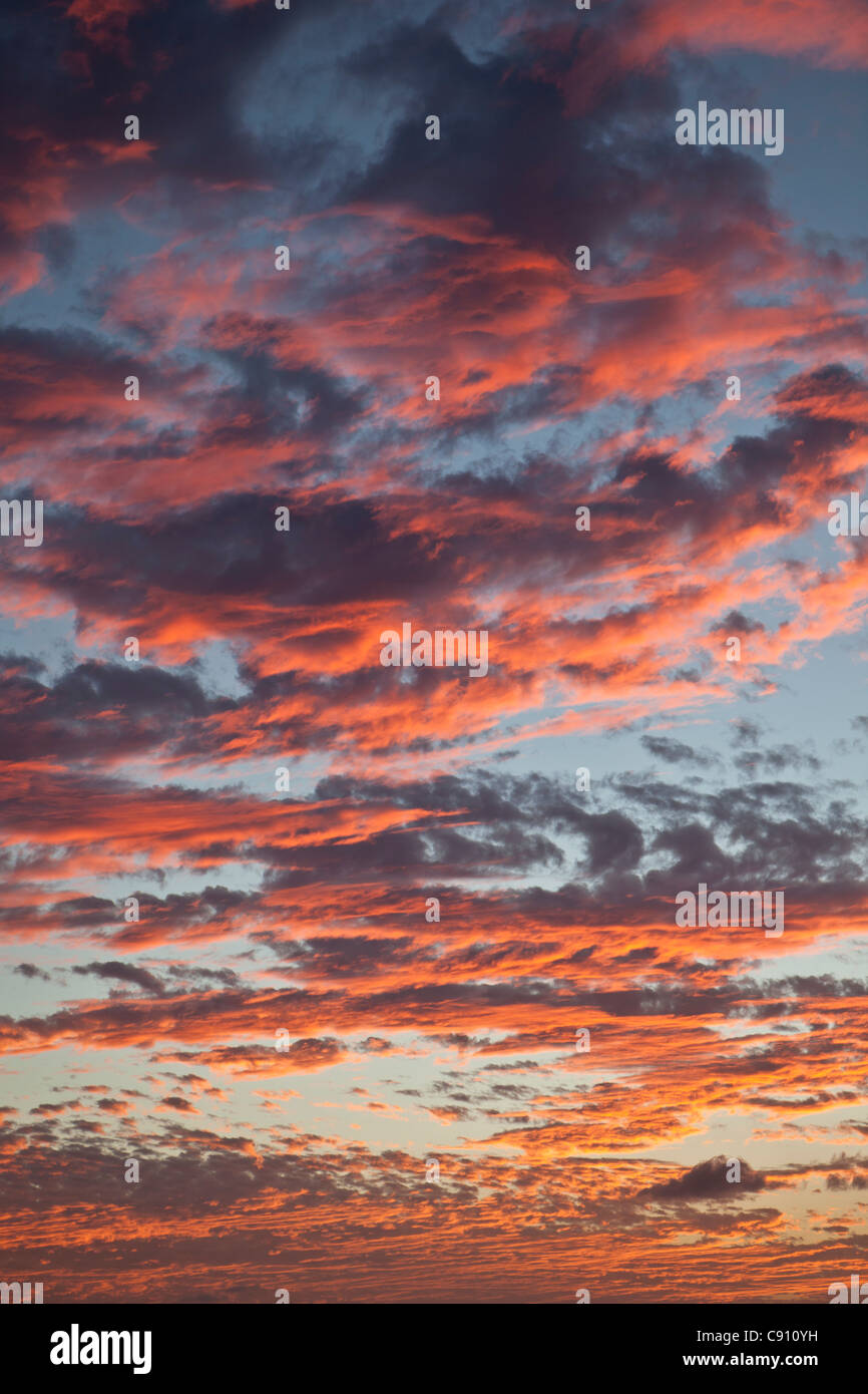 Den Niederlanden, Oranjestad, Sint Eustatius Insel, Niederländische Karibik. Sonnenuntergang. Bunte Wolken. Stockfoto