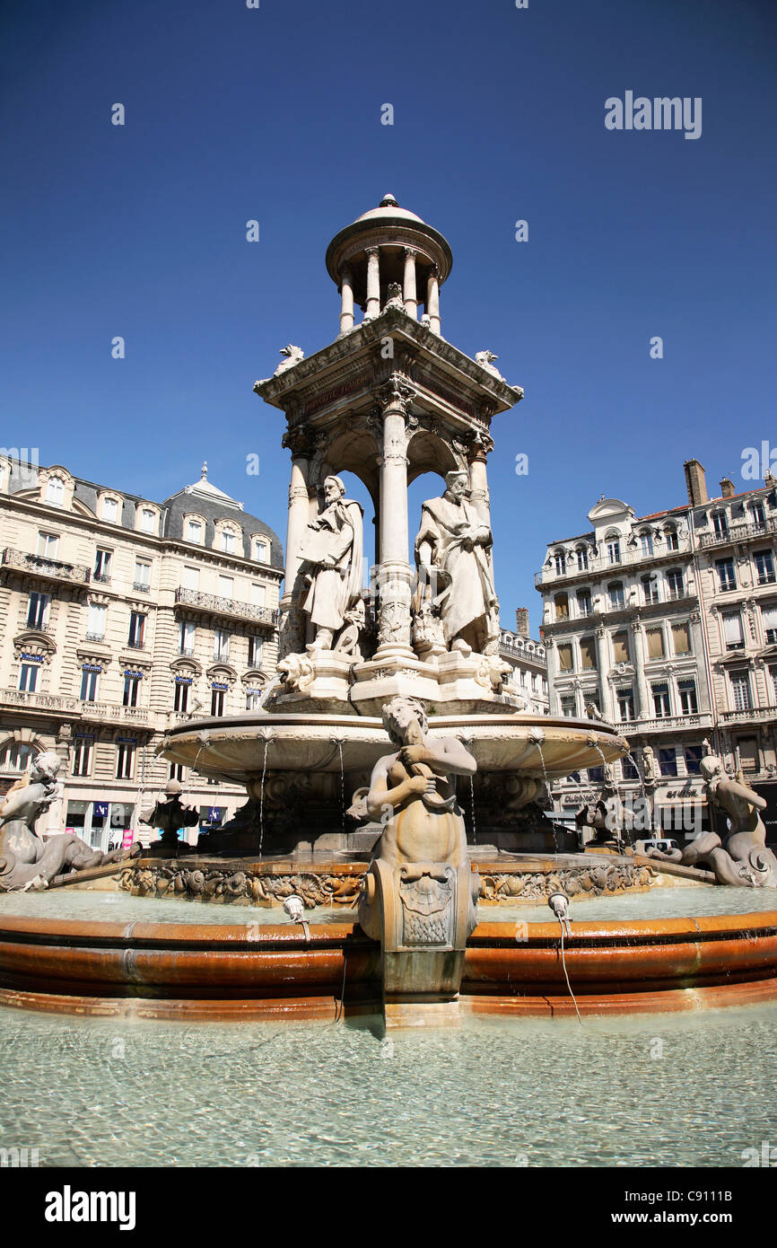 Die Place des Jacobins monumentaler Brunnen wurde im Jahre 1885 fertiggestellt. Dieser Bereich der Stadt ist ein UNESCO-Weltkulturerbe. Stockfoto
