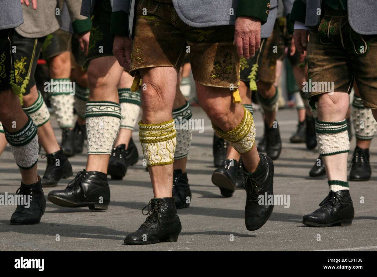 Menschen tragen Lederhose Lederhosen besuchen die feierliche Eröffnung des Oktoberfestes in München. Stockfoto