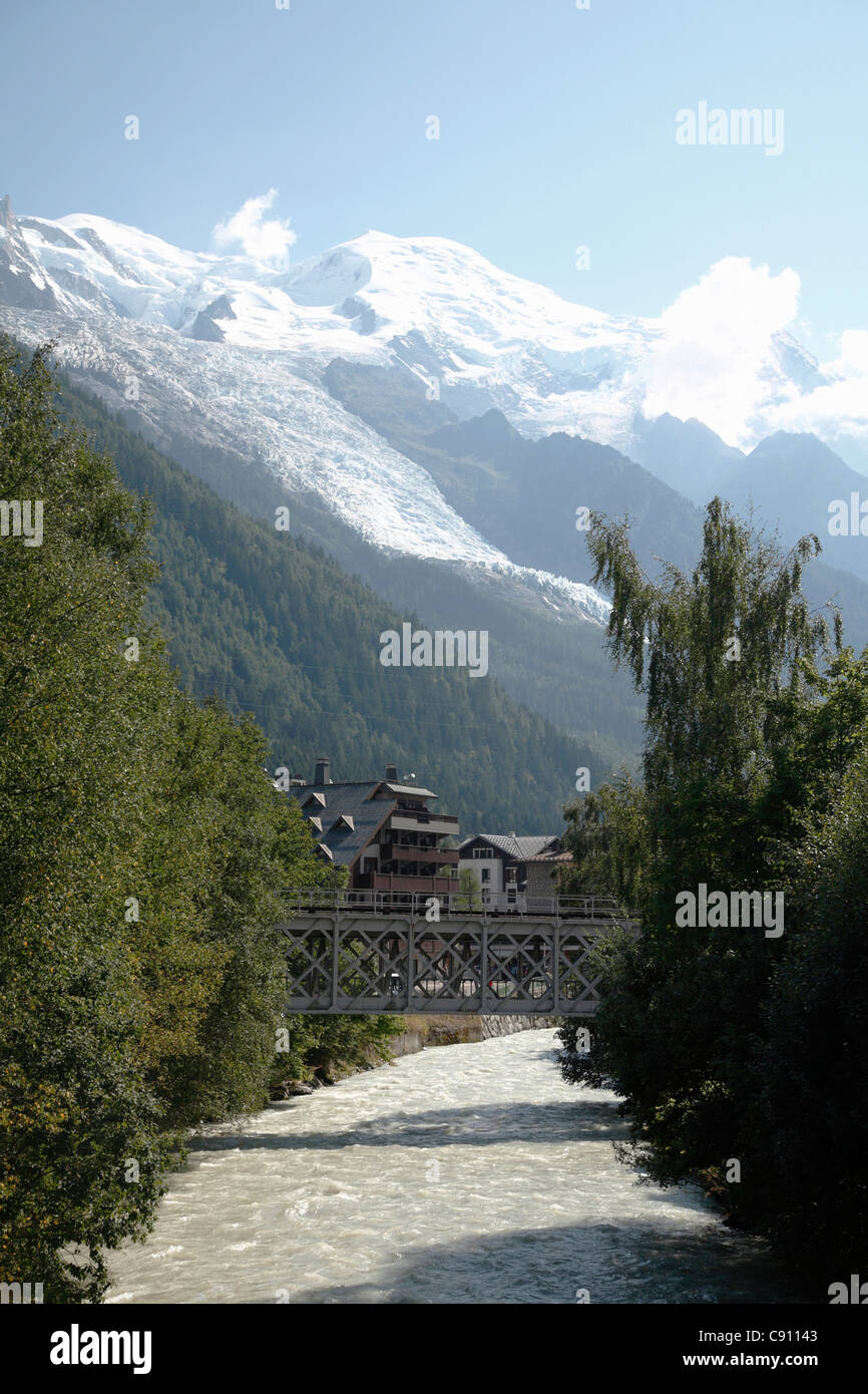 Der Fluss Arve in Chamonix Frankreich ist ein alpiner Fluss gespeist von Glazial-Schmelzwasser vom Mont Blanc-Massivs im Chamonix Stockfoto