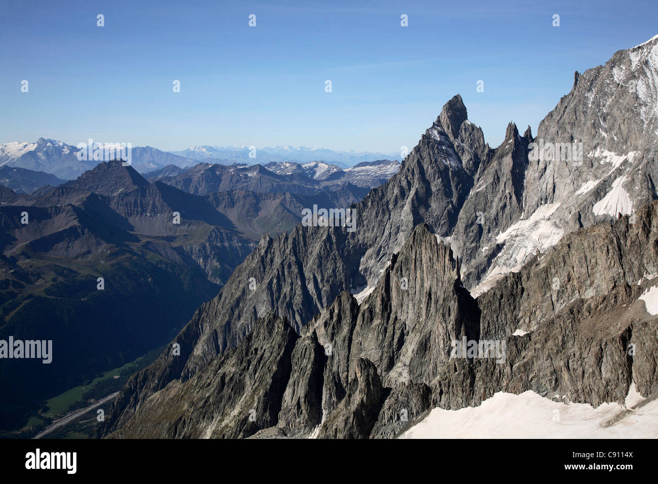 Der Mont-Blanc-Massiv ist beliebt als Standort für das Bergsteigen, Wandern, Skifahren und Snowboarden Winter- und Sommersport. Stockfoto