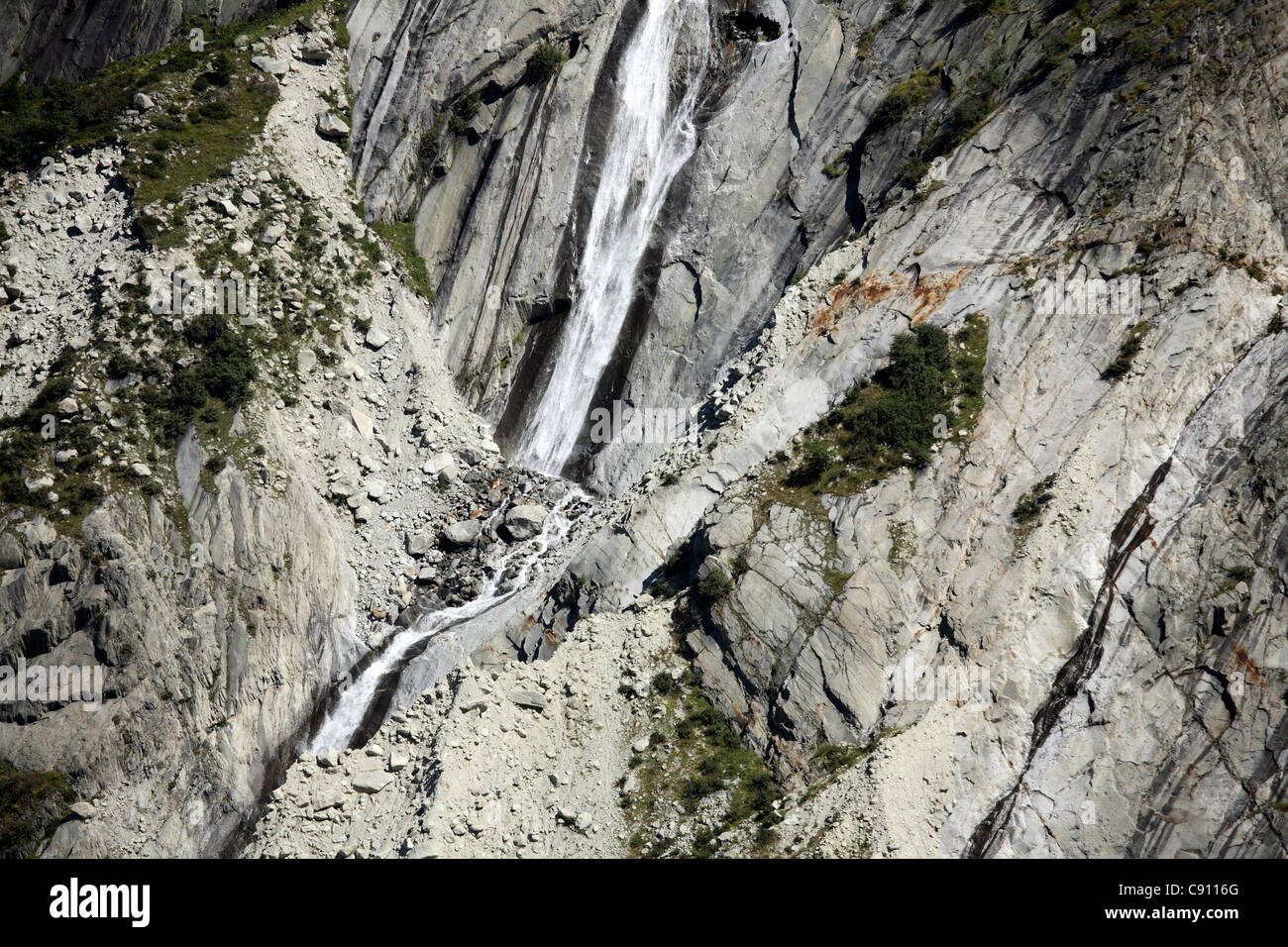 Gebirgsbäche ablaufen der hohen Berghängen in in die Täler der Region Haute-Savoie, die der Wasserfluss erhöht Stockfoto