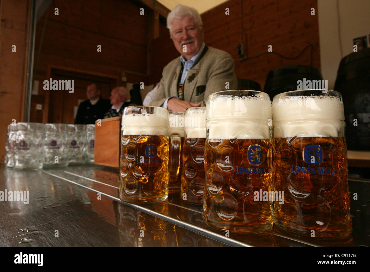 Barkeeper in der Löwenbräu-Festhalle auf dem Oktoberfest-Bierfest in München. Stockfoto