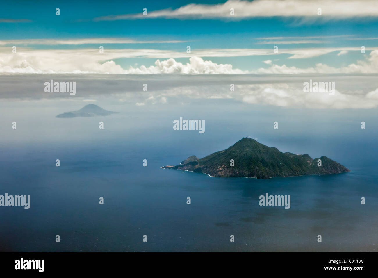 Die Niederlande, Hells Gate, Saba Insel, Niederländische Karibik. Luft. Hintergrund Sint Eustatius Insel. Stockfoto
