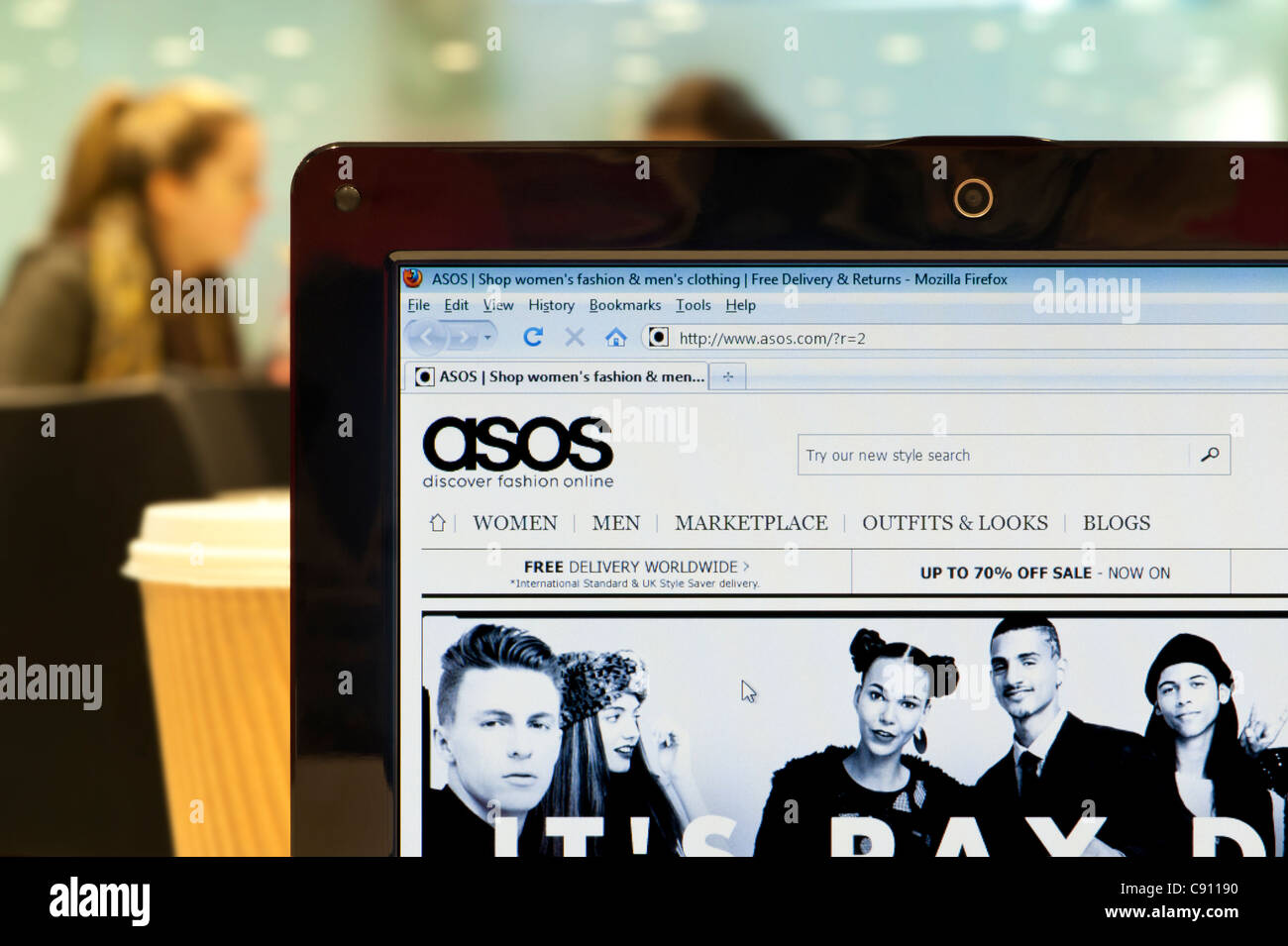 Die Asos Website erschossen in einem Coffee-Shop-Umfeld (nur zur redaktionellen Verwendung: print, TV, e-Book und redaktionelle Webseite). Stockfoto