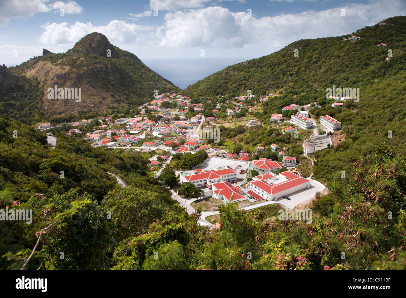 Den Niederlanden, der Boden, Saba Insel, Niederländische Karibik. Dorf und Saba Universitätsschule von Medizin. Stockfoto