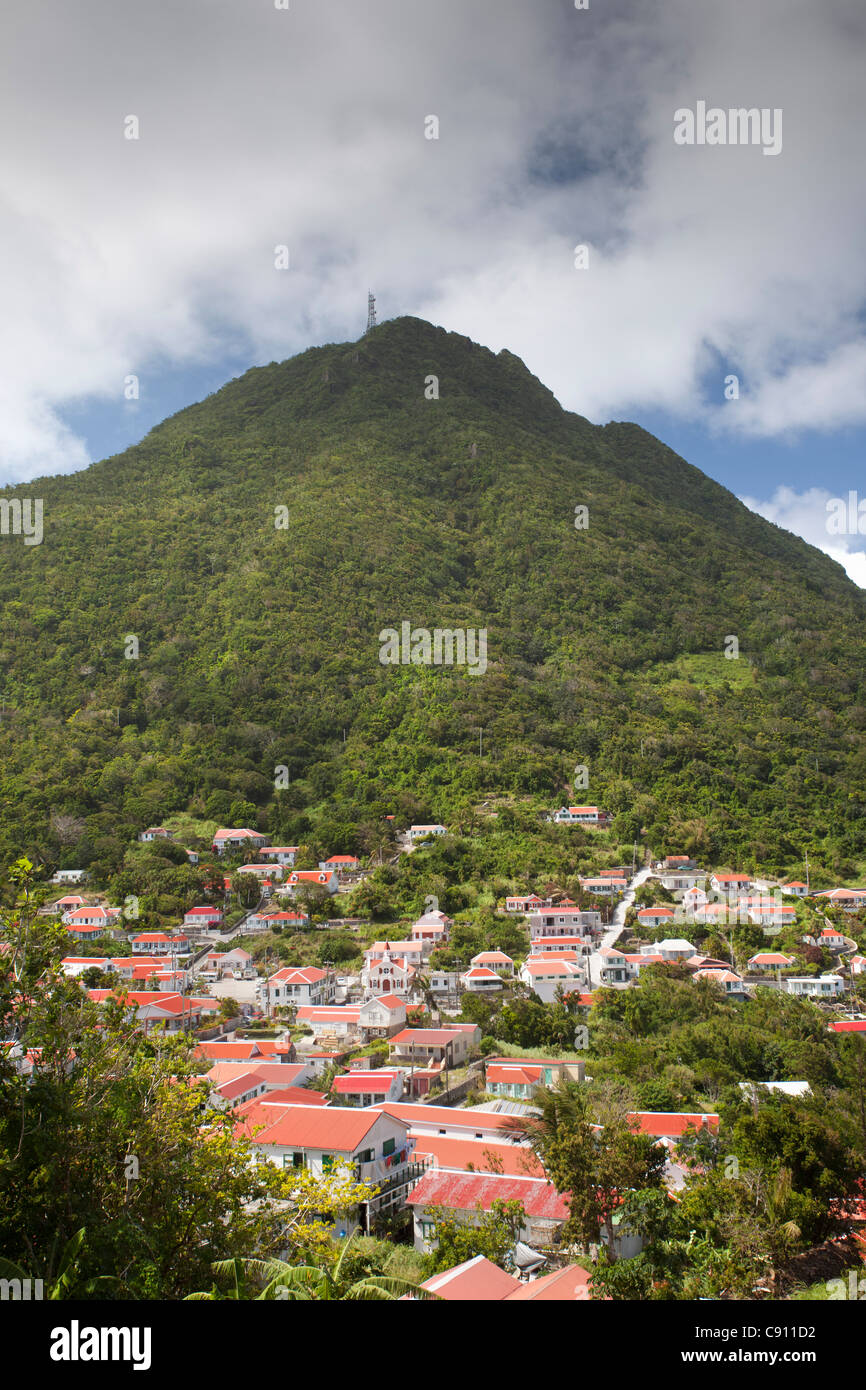 Windwardside, Insel Saba, Niederländische Karibik. Dorf und Mount Scenery, höchster Punkt im Königreich der Niederlande. Stockfoto