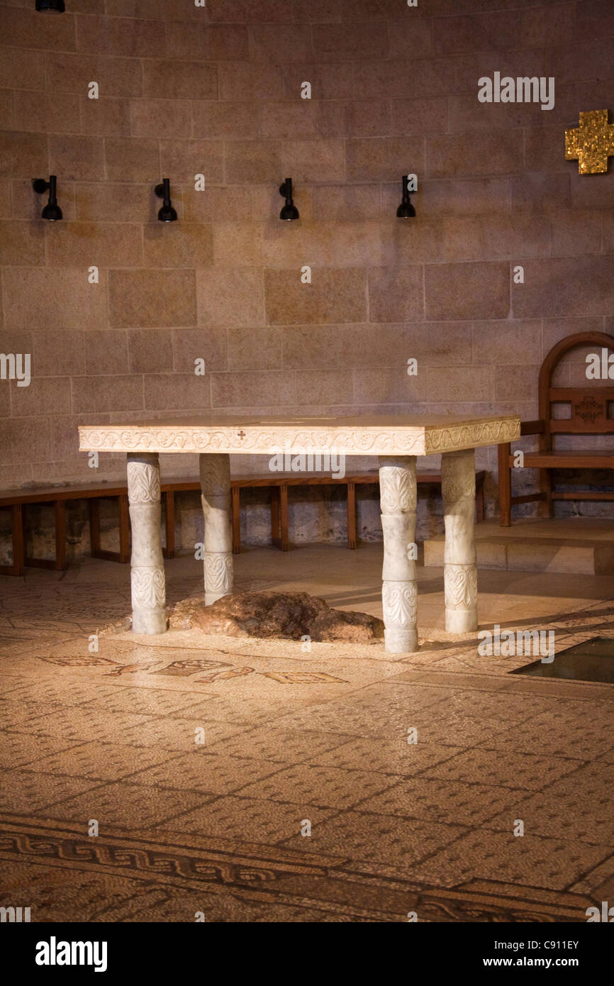 Der Altar in der Kirche von der Vermehrung der Brote und der Fische in Tabgha, Israel Stockfoto