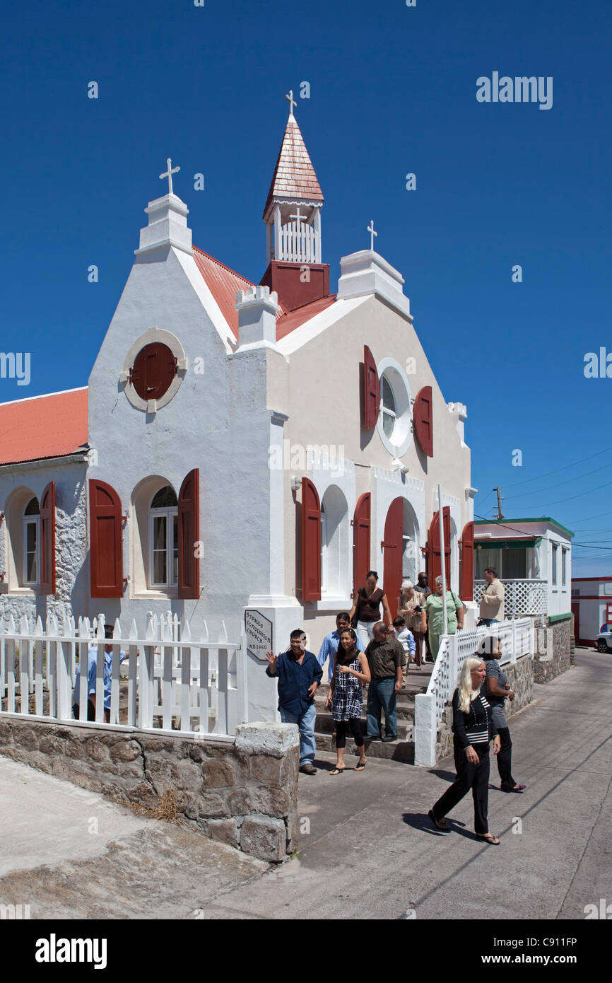 Den Niederlanden, Niederländische Karibik Windwardside, Saba Insel. Saint Pauls Konvertierung Kirche, erbaut im Jahre 1860. Kirchgänger. Stockfoto
