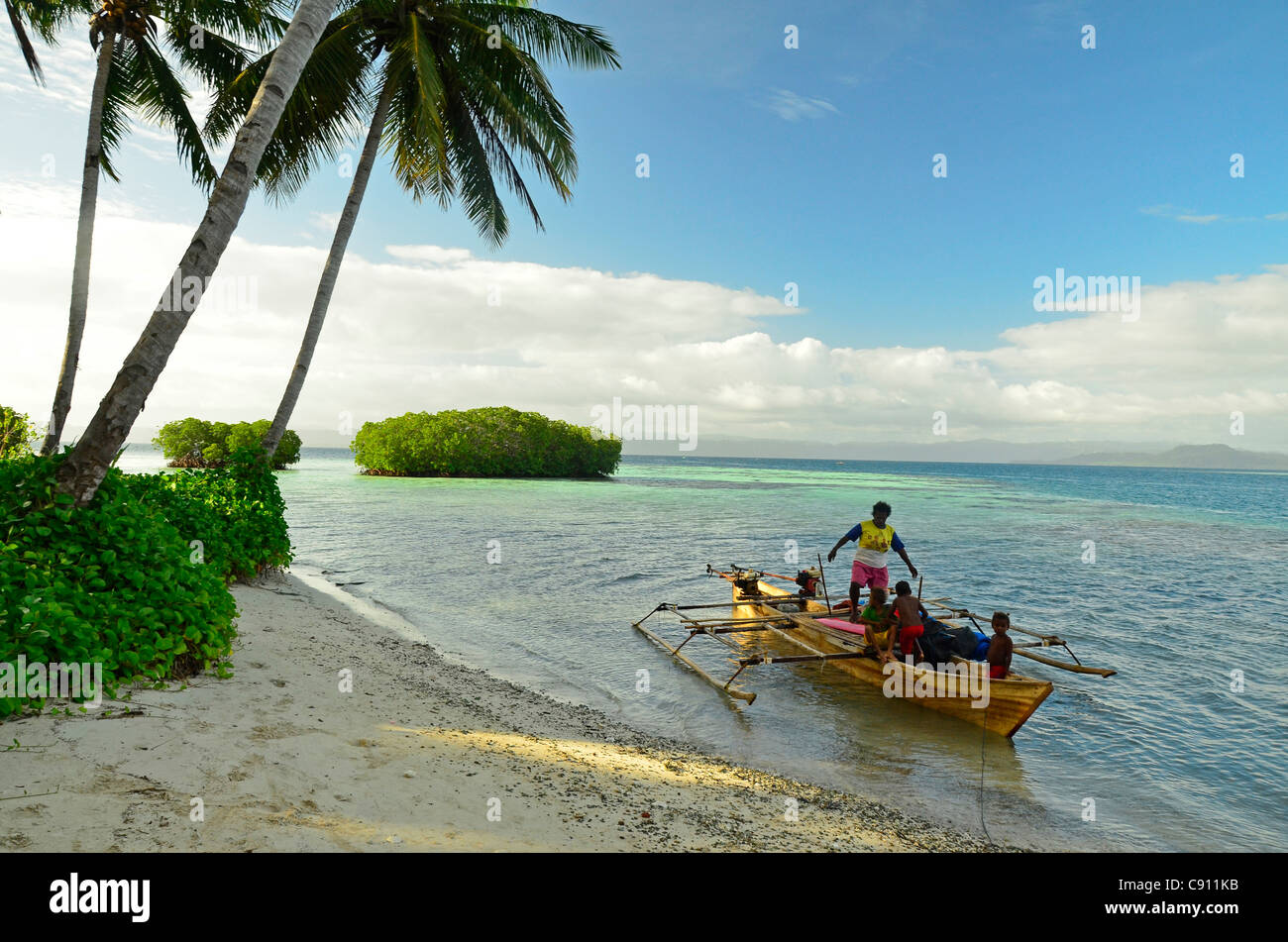 Papua Fischer kommen auf Paniki Island, Raja Ampat Inseln in der Nähe von West-Papua, Indonesien im Korallen-Dreieck, Pazifischen Ozean. Stockfoto