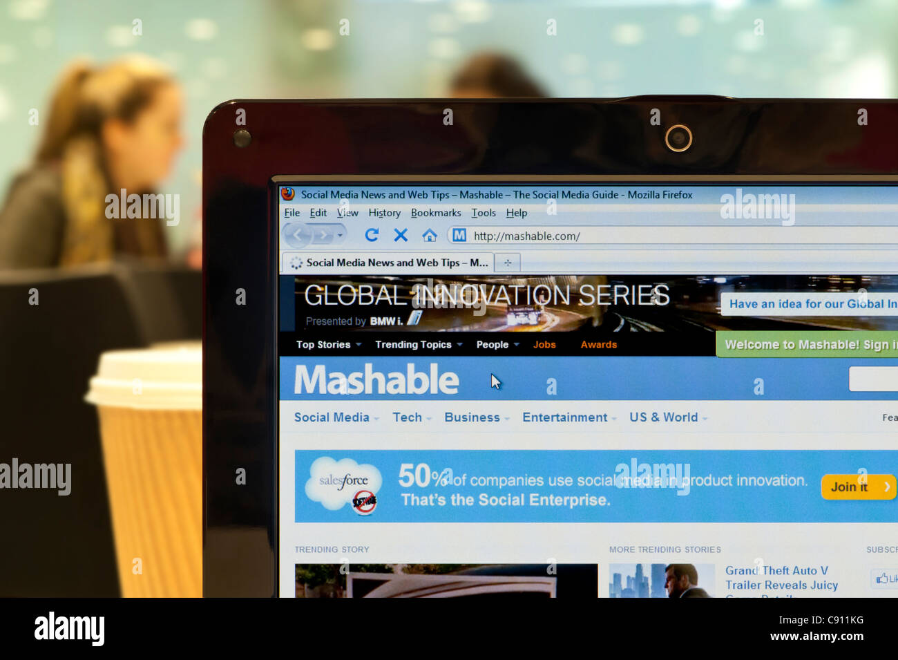 Mashable Website erschossen in einem Coffee-Shop-Umfeld (nur zur redaktionellen Verwendung: print, TV, e-Book und redaktionelle Webseite). Stockfoto