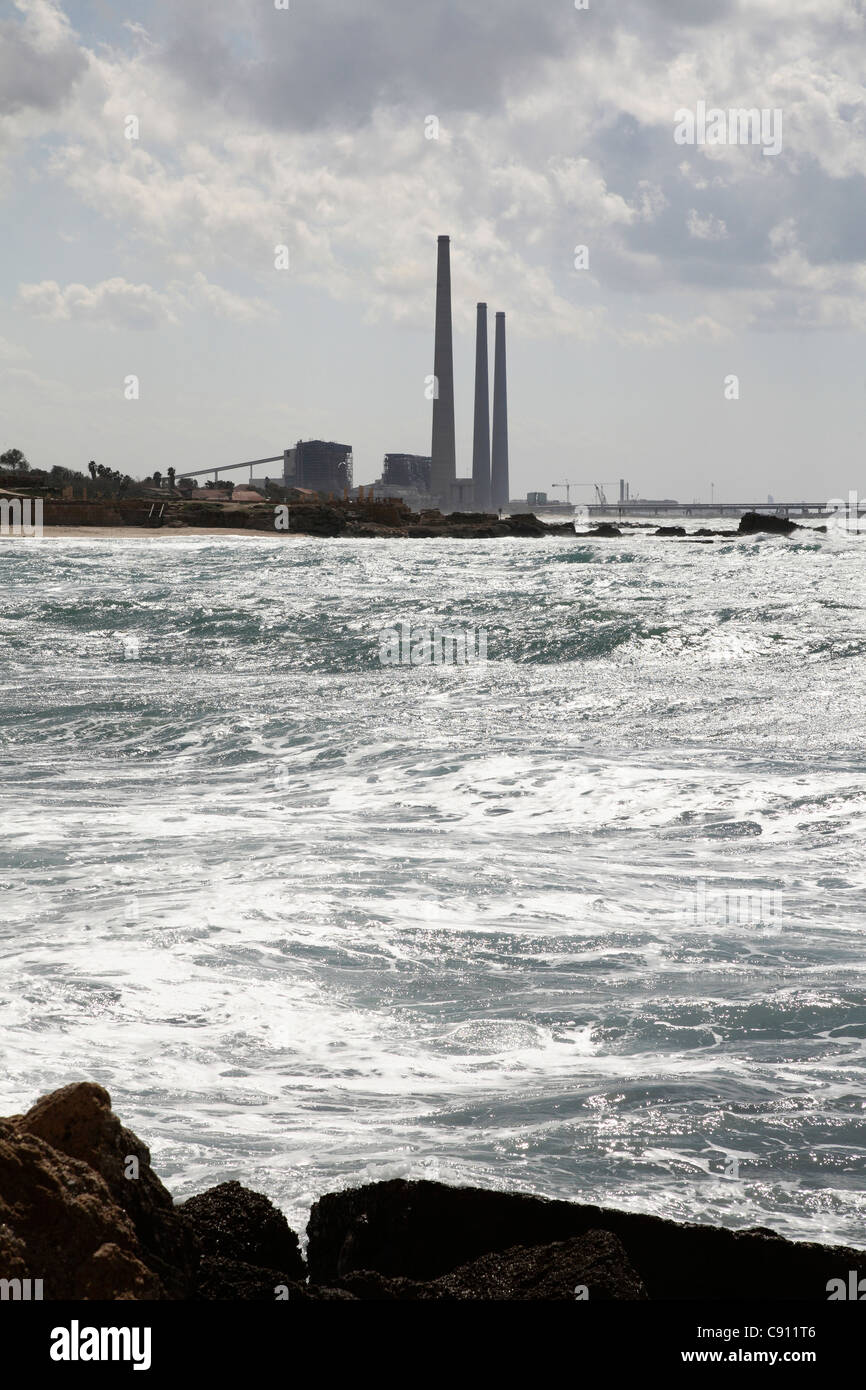 CaesarIA ist eine moderne Stadt am Stadtrand von Caesarea Maritima die antike Hafenstadt. Power für die moderne Stadt von zur Verfügung gestellt. Stockfoto