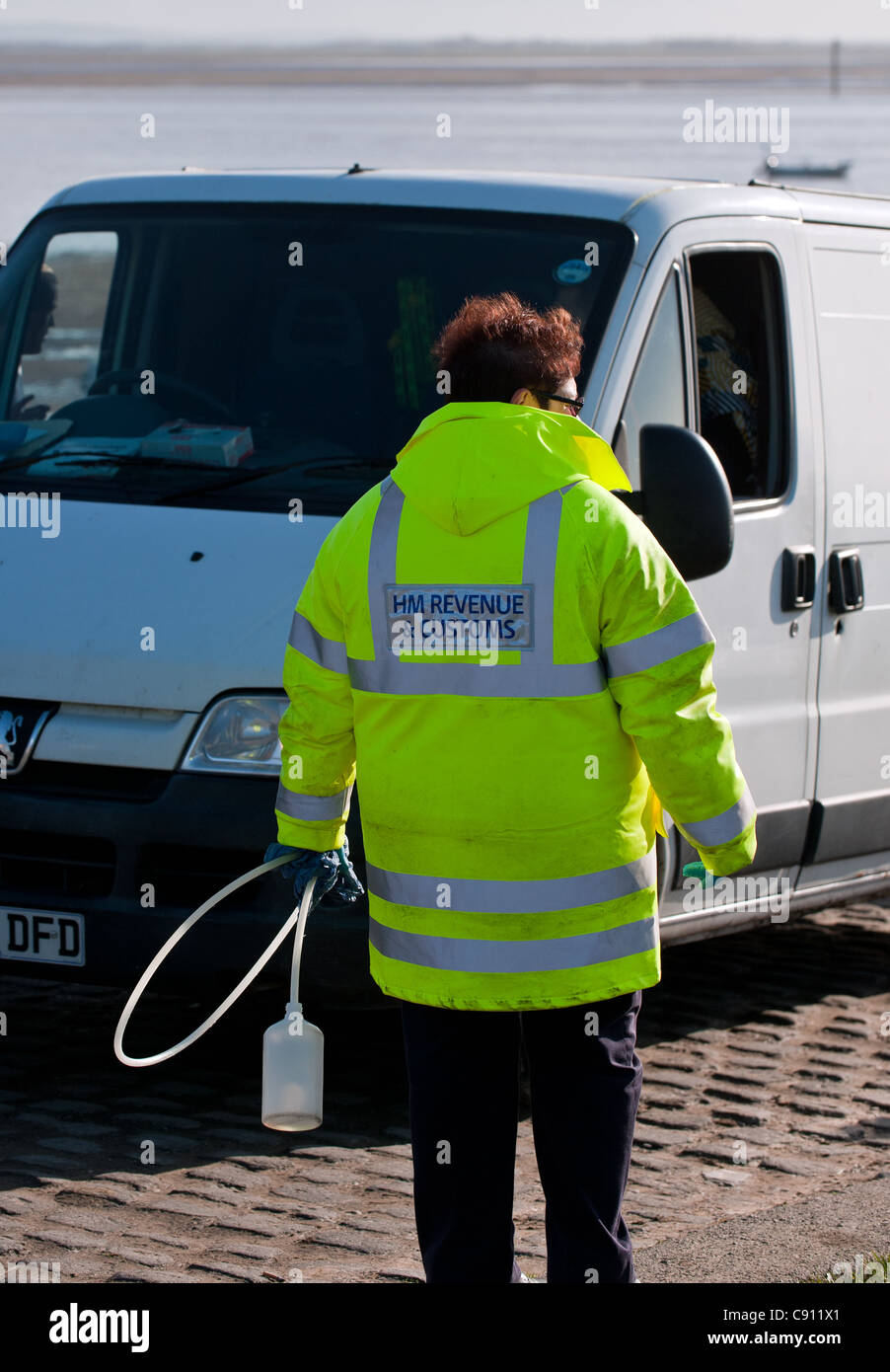 Ein Offizier vom HM Revenue & Zoll Prüfung Kraftstoff in einem Lieferwagen. Stockfoto