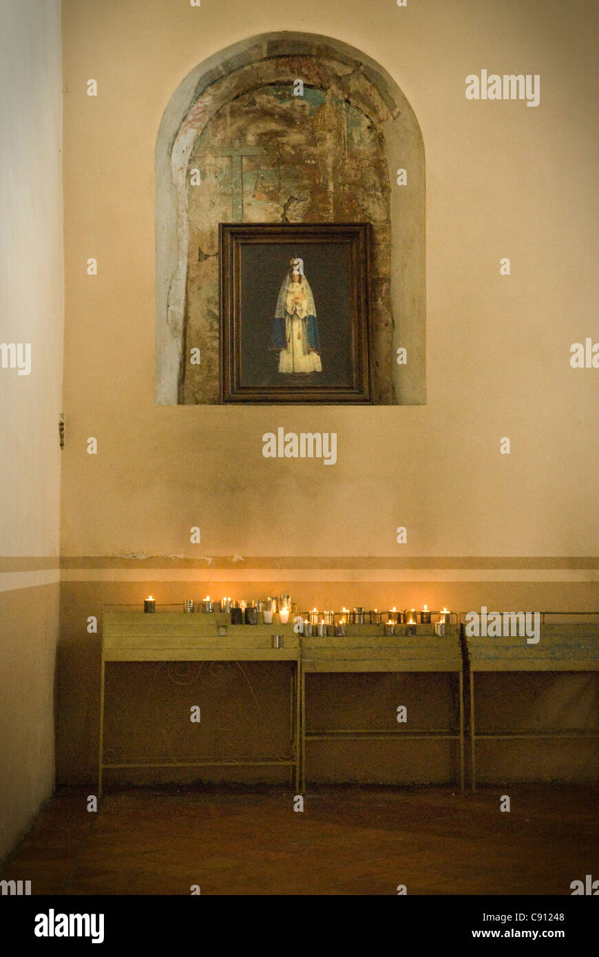 religiöse Bild in der Kirche mit Kerzen Stockfoto