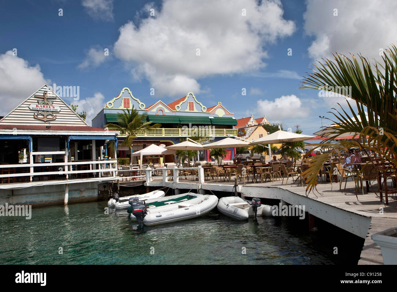 Niederlande, Insel Bonaire, Niederländische Karibik, Kralendijk, Hafen und Café im Freien. Stockfoto