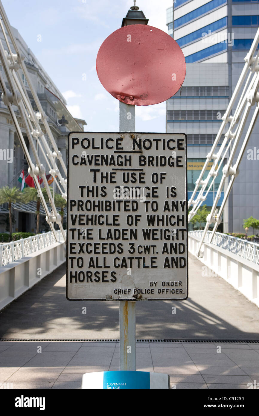 Singapore River: Cavenagh Brücke Zeichen Stockfoto