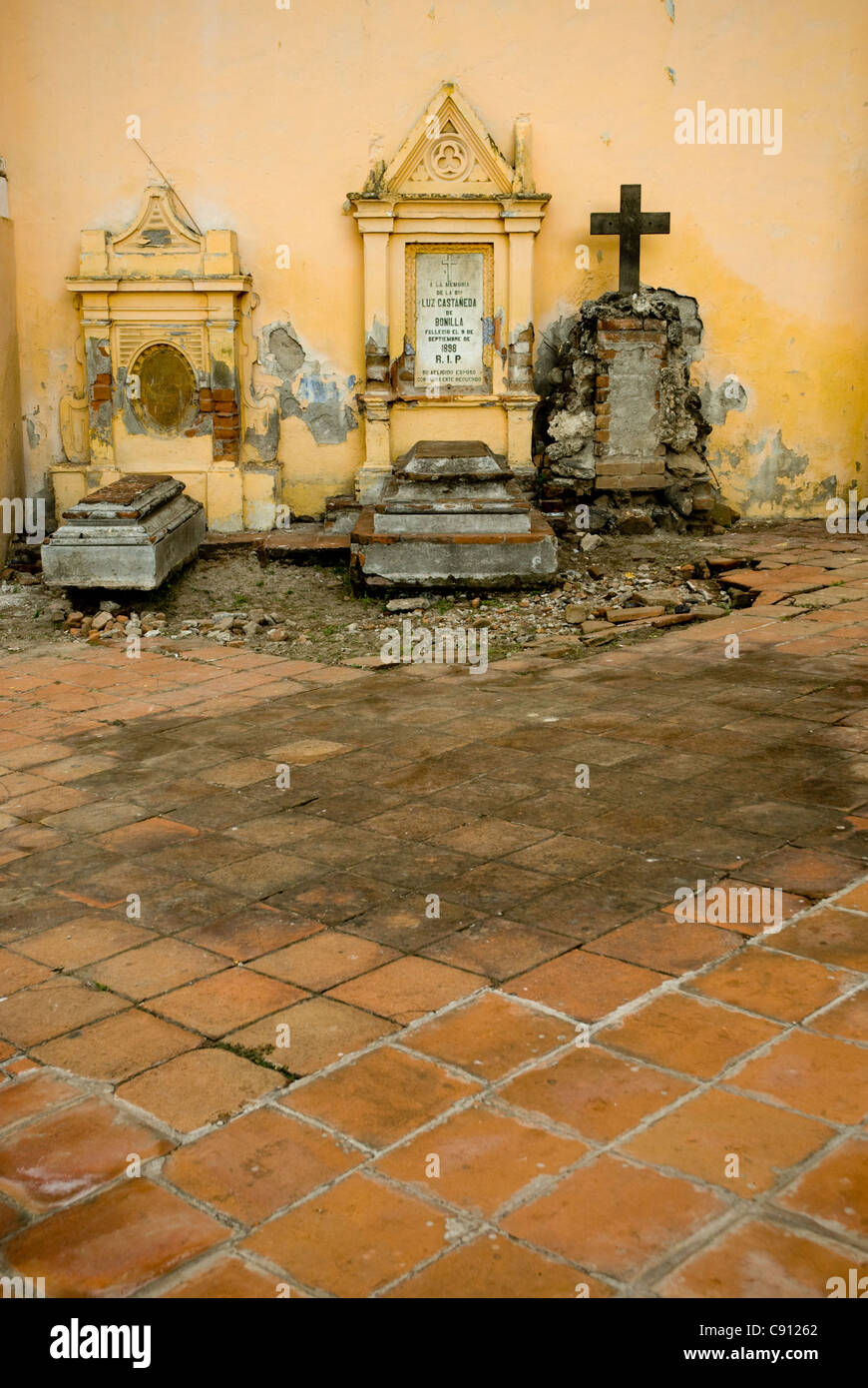 3 Gräber auf gelbe Wand Stockfoto