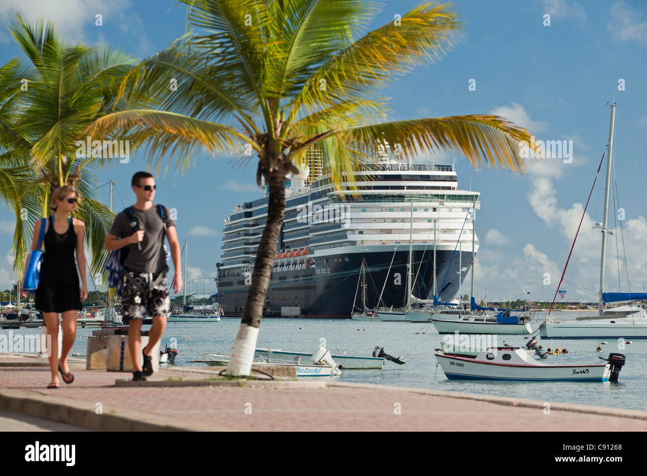 Niederlande, Insel Bonaire, Niederländische Karibik, Kralendijk, Kreuzfahrtschiff namens Noordam von Holland America Line festgemacht im Hafen. Stockfoto