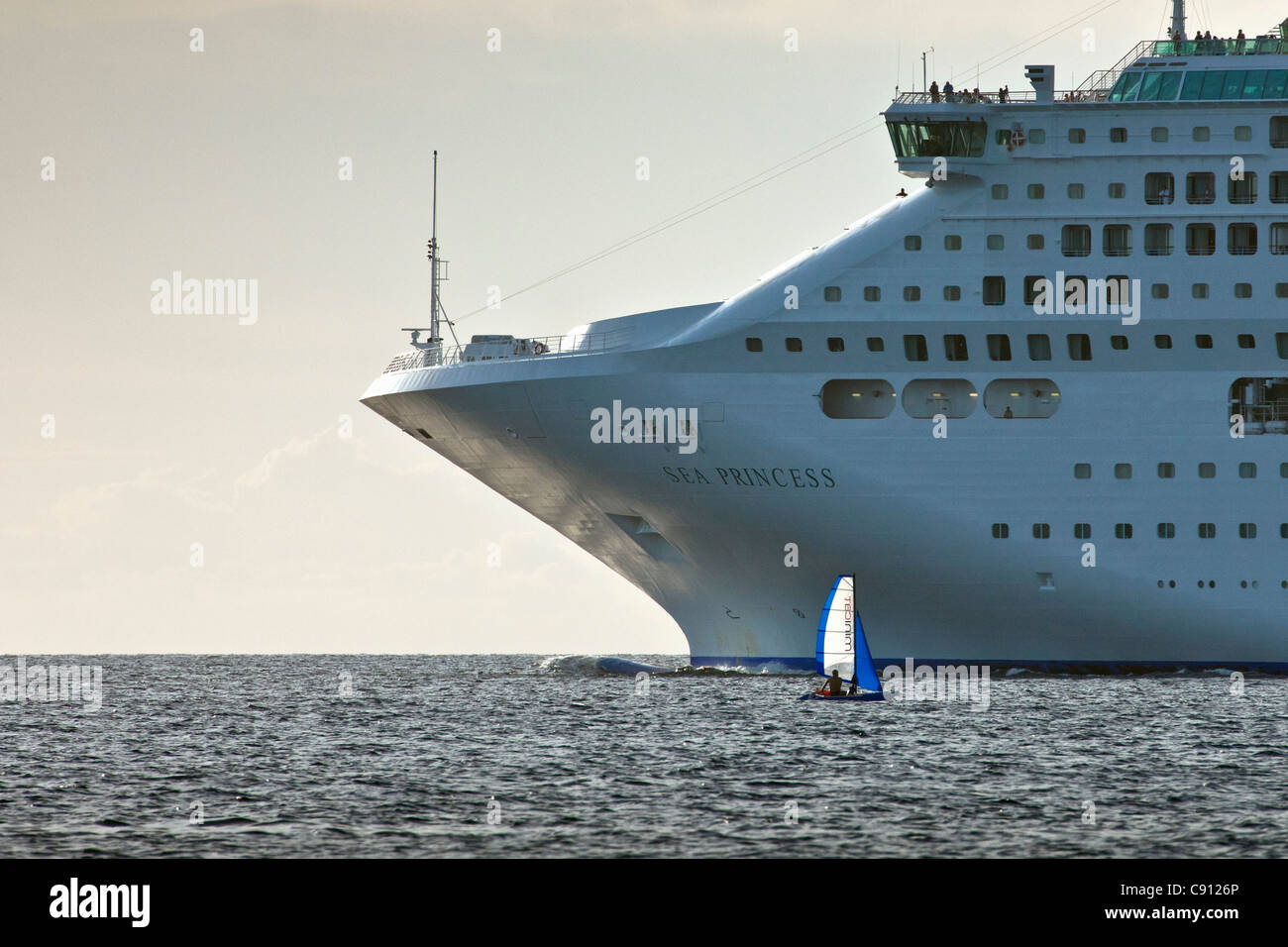 Niederlande, Insel Bonaire, Niederländische Karibik, Kralendijk, Kreuzfahrt Schiff namens Sea Princess und kleines Segelboot. Stockfoto