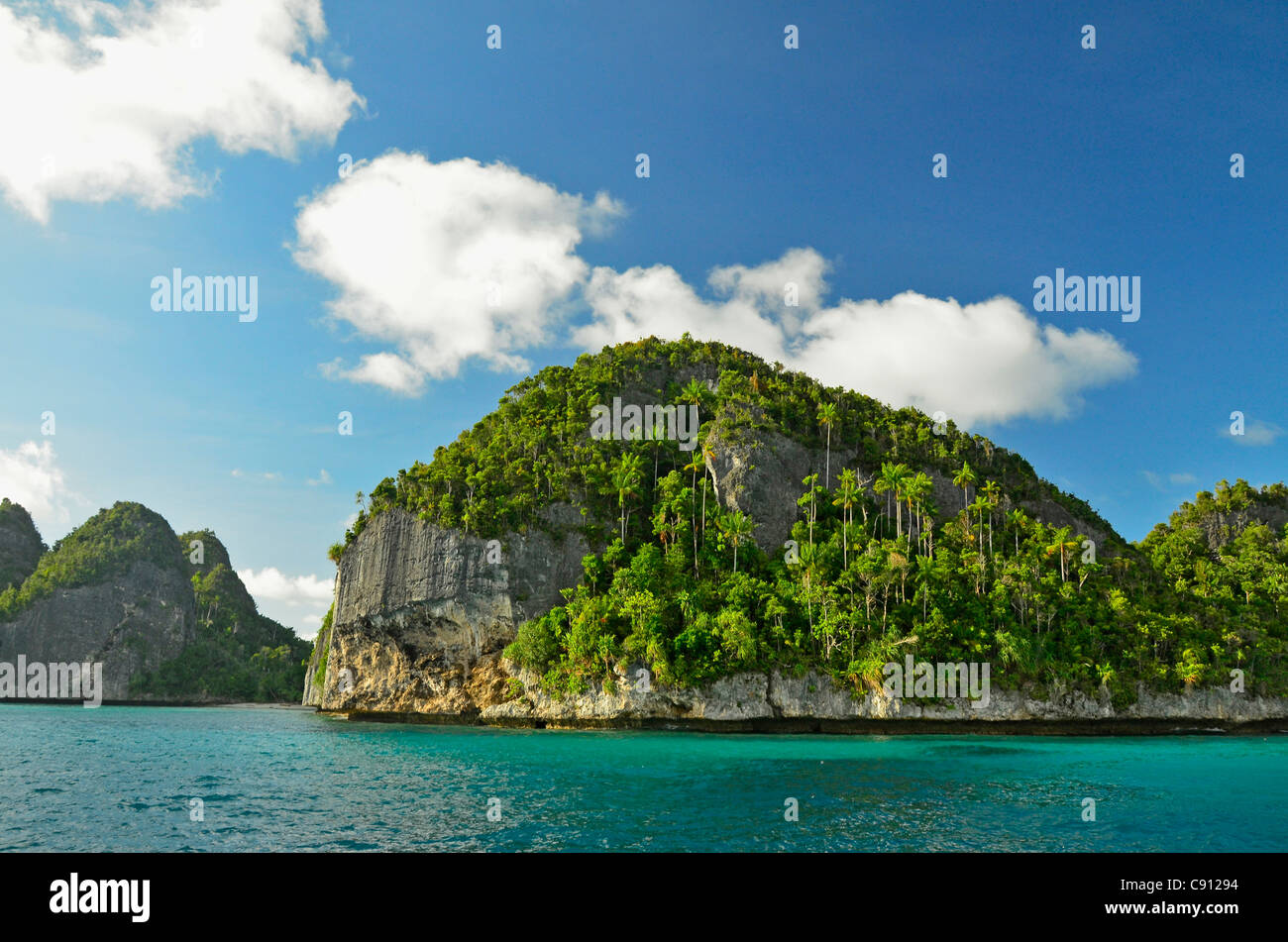Wayag Inseln, Raja Ampat Inseln in der Nähe von West-Papua, Indonesien im Korallen-Dreieck, Pazifischen Ozean. Stockfoto