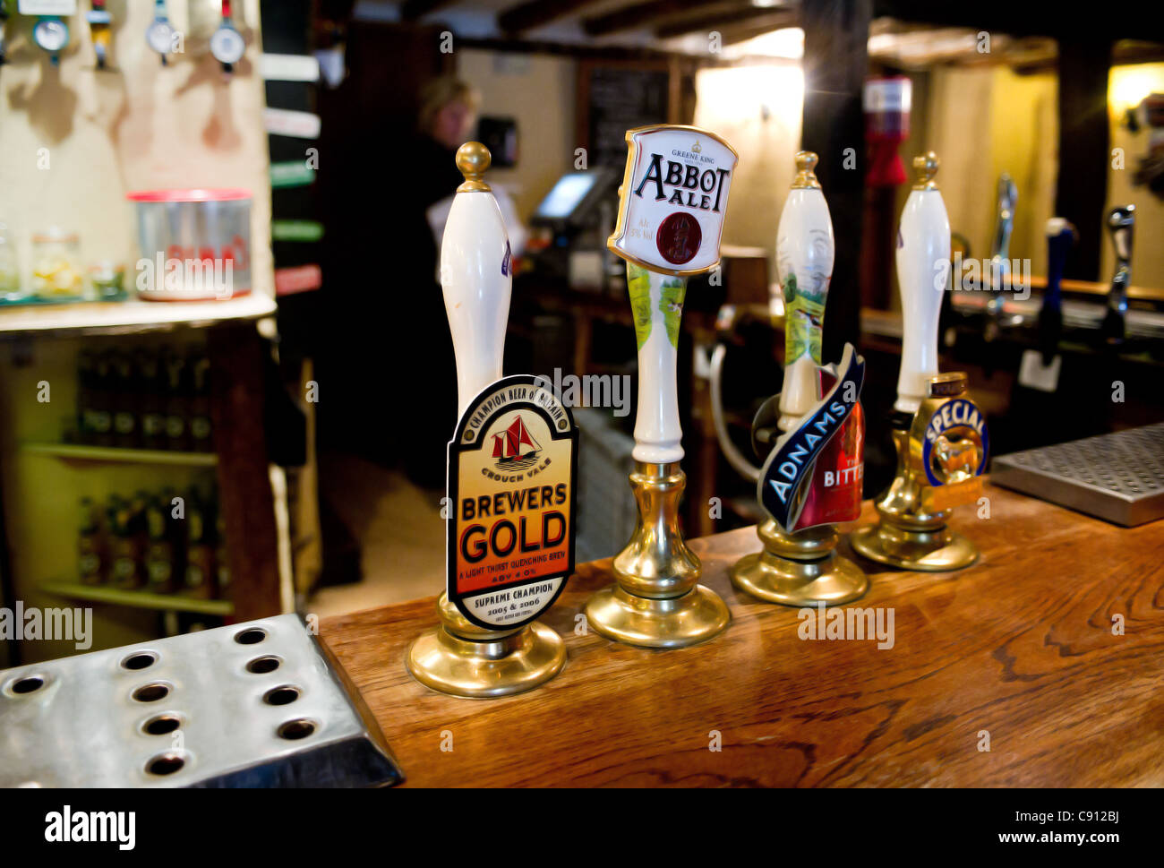 Bier-Griffe an der Bar von The Hoop Public House in Essex Stockfoto