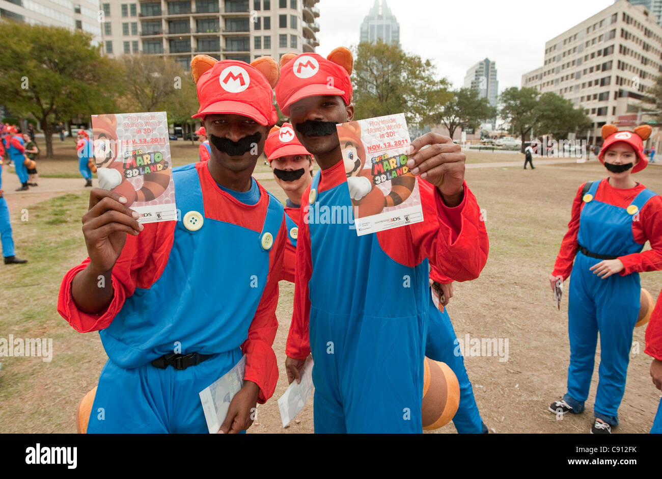 Gruppe von Menschen, die engagiert für ein Flash-Mob-marketing-Kampagne von Nintendo, Super Mario 3D Insel, ein neues Videospiel zu fördern Stockfoto