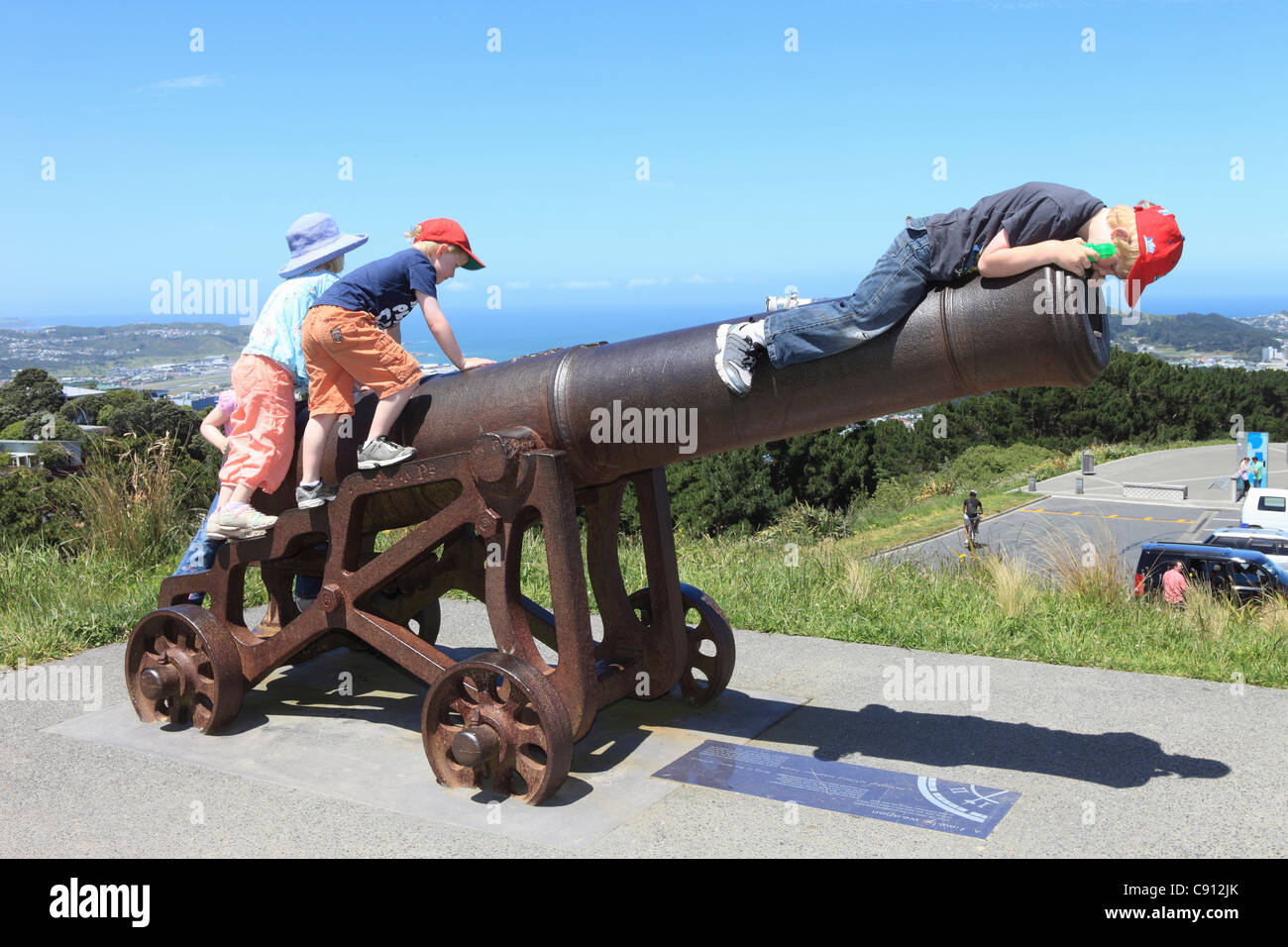 Kinder spielen auf einem Canon Mount Victoria in Wellington New Zealand ein beliebtes Ziel für Besucher durch seine große Stockfoto