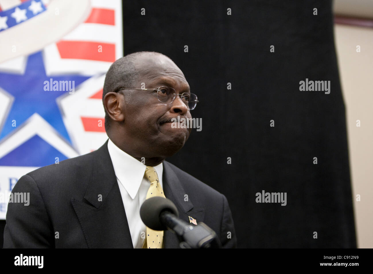 Präsidentschaftskandidat Herman Cain spricht zu Reportern bei einem Tea-Party-Event nach Aussprache mit Stockfoto