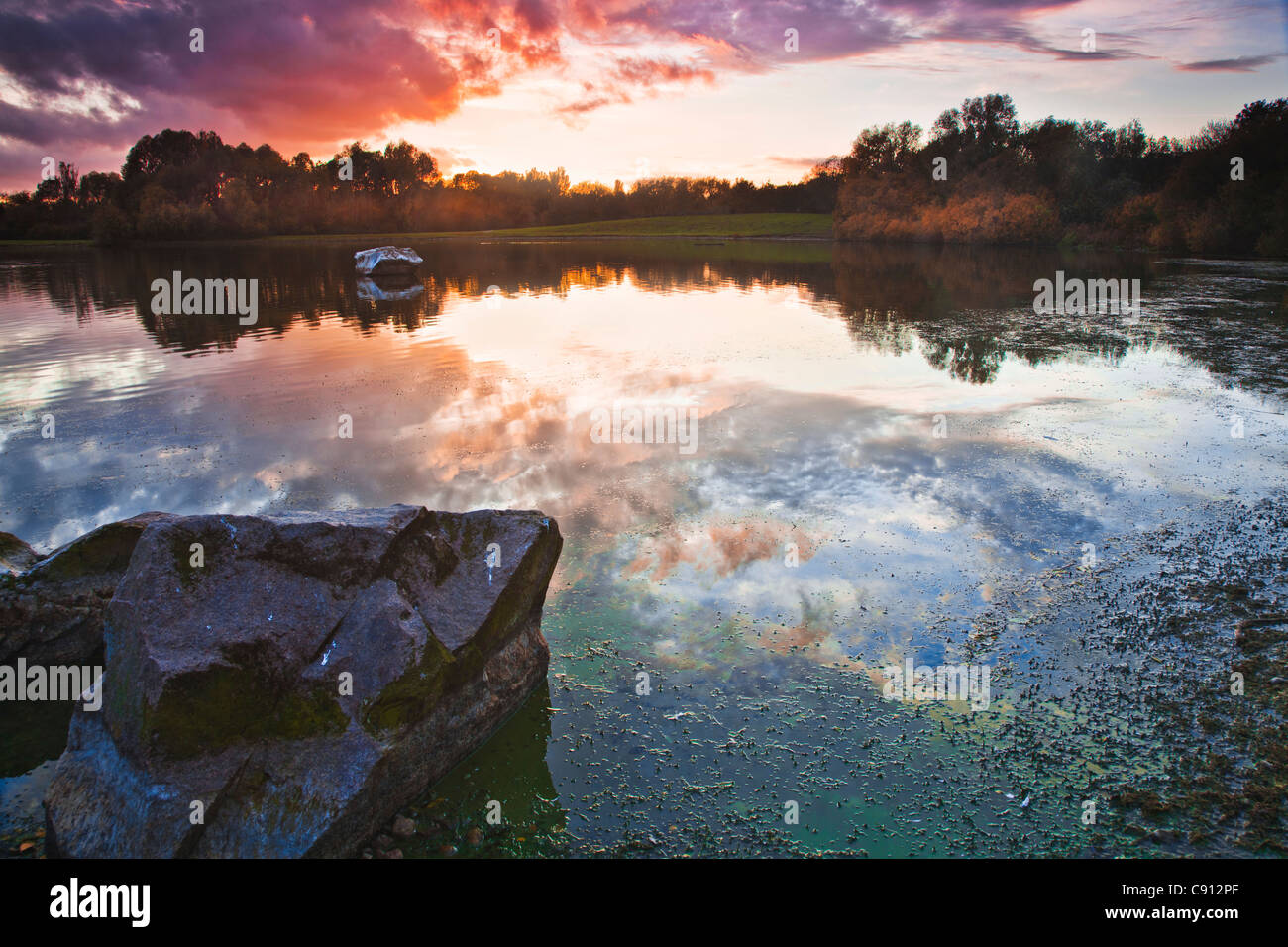 Ein Herbst Sonnenuntergang über dem See am Colwick Country Park, Nottingham, Nottinghamshire, England, UK Stockfoto