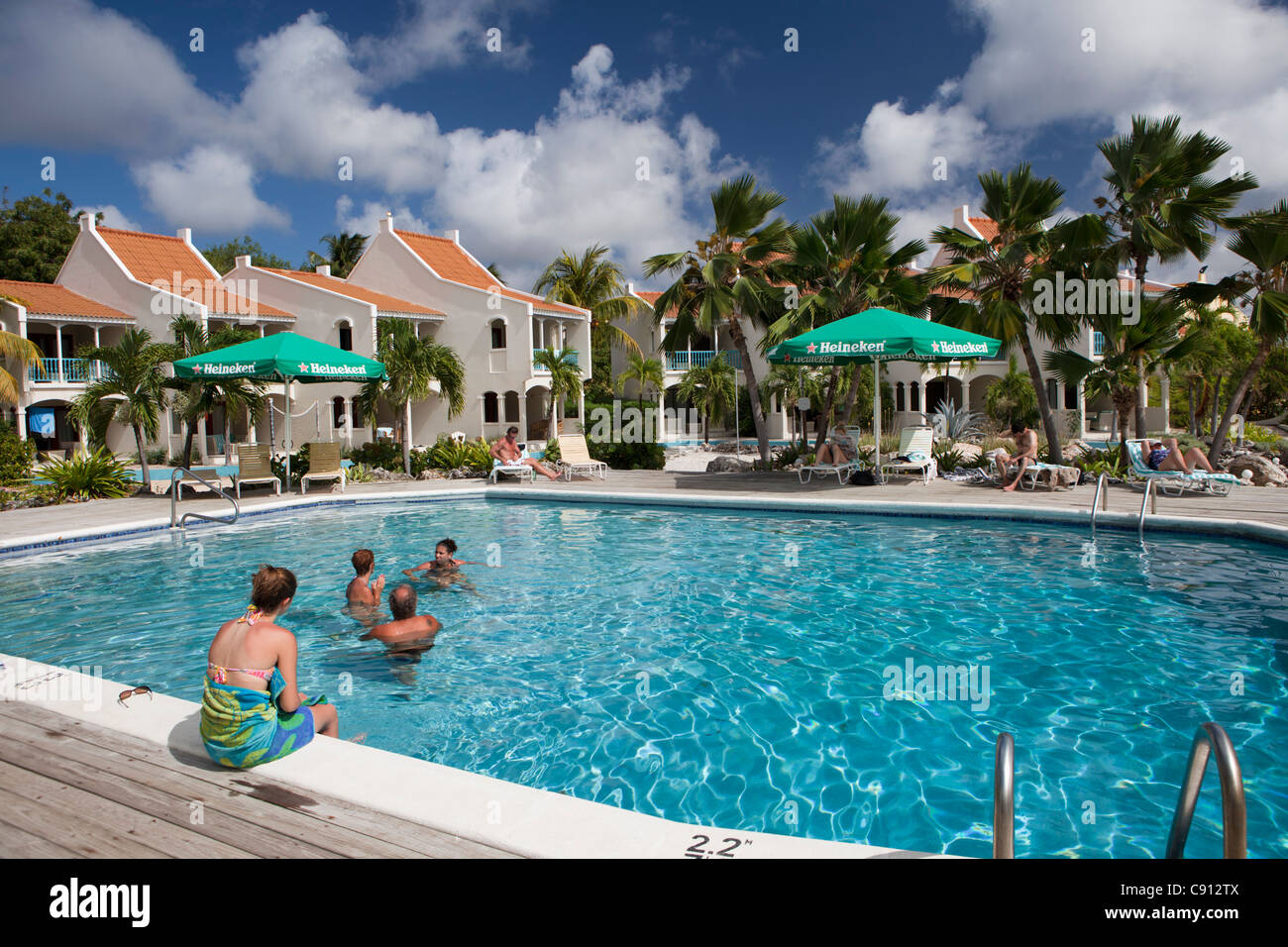 Die Niederlande, Insel Bonaire, Niederländische Karibik, Kralendijk, Tauchen, Strand und Hotel. Swimming Pool. Stockfoto